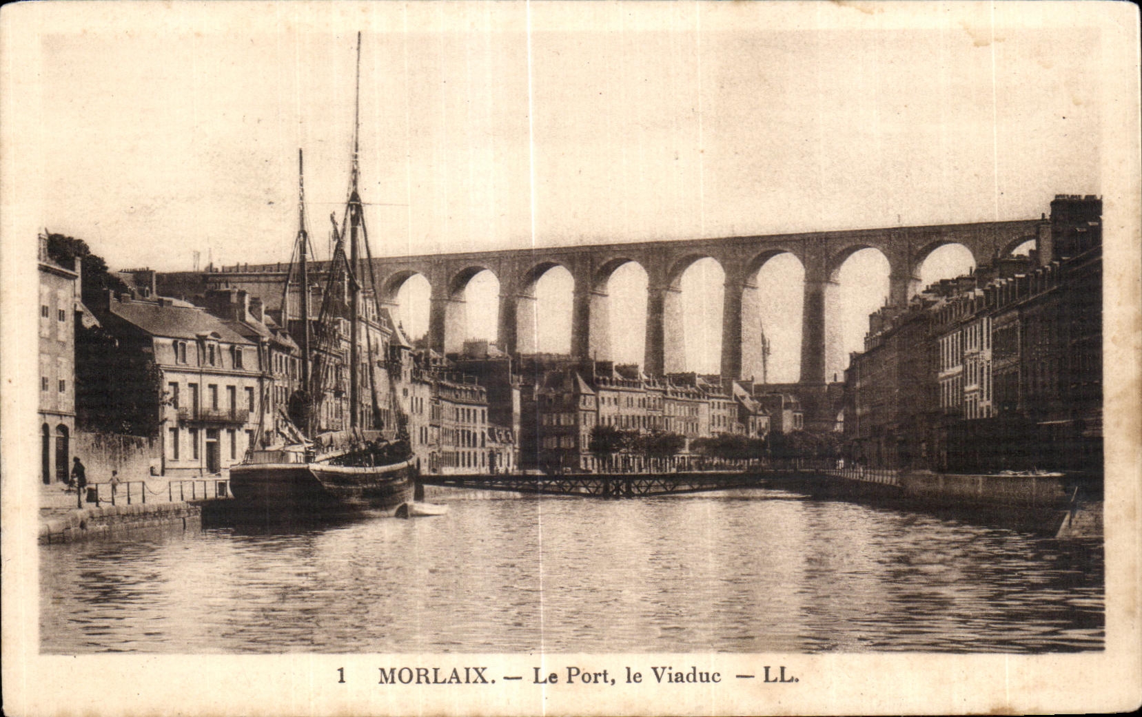 CPA Morlaix Le Port le Viaduc Bateau