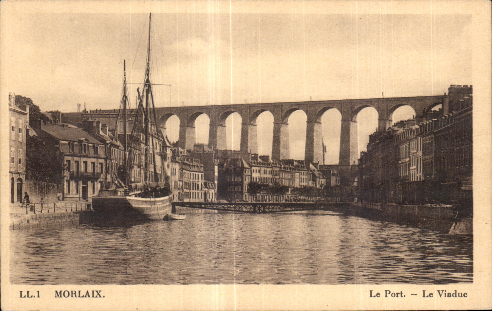 CPA Morlaix Le Port et le Viaduc Bateau Voilier 