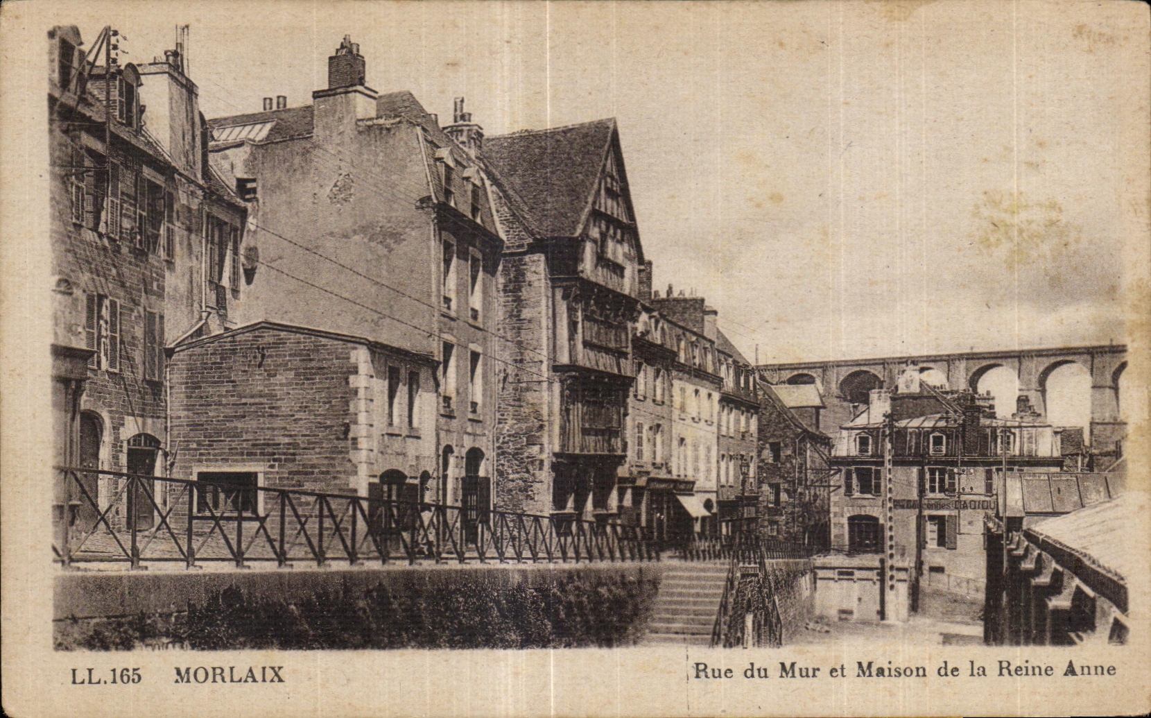 CPA Morlaix Rue du Mur et Maison de la Reine Anne