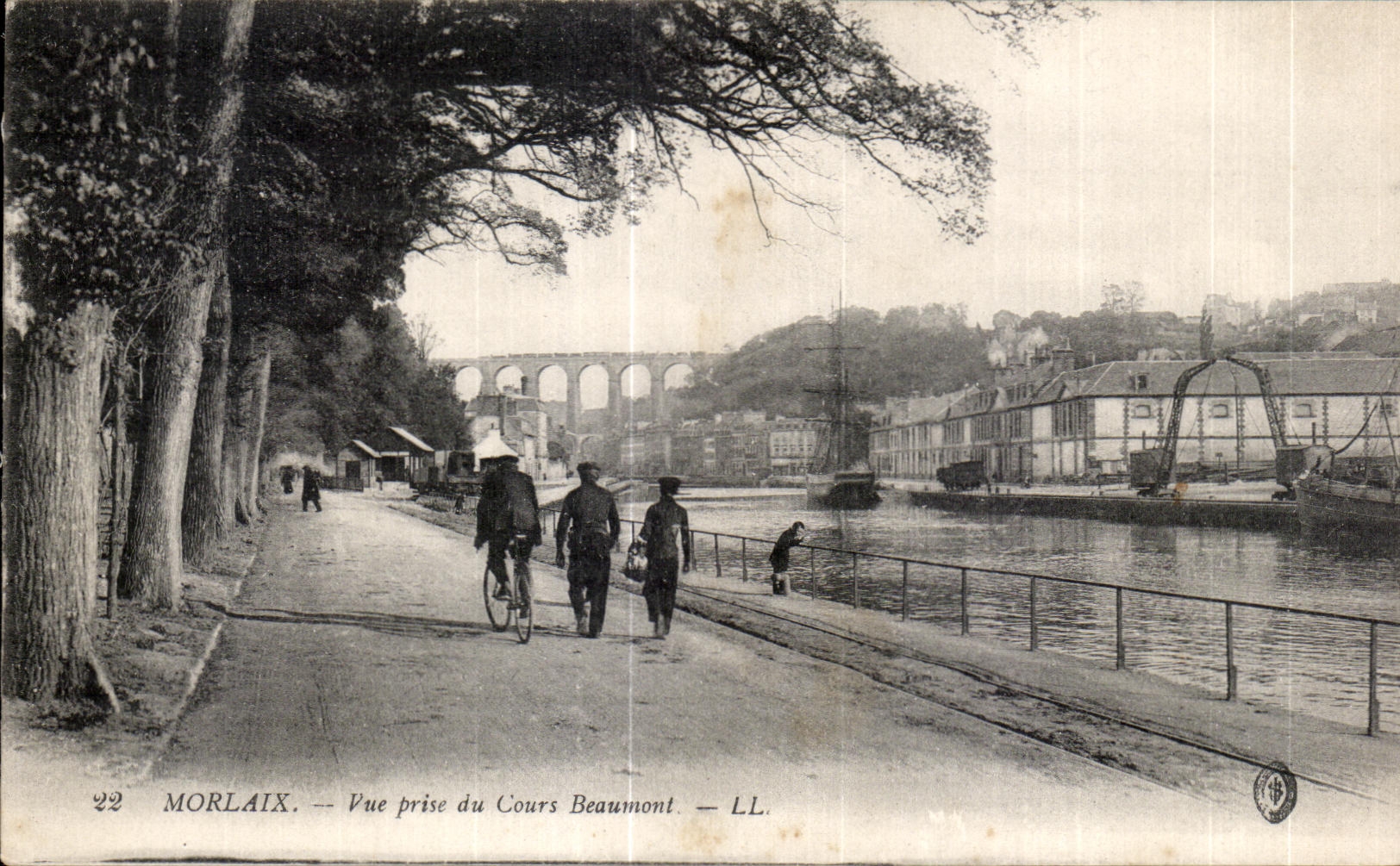 CPA Morlaix Vue prise du Cours Beaumont