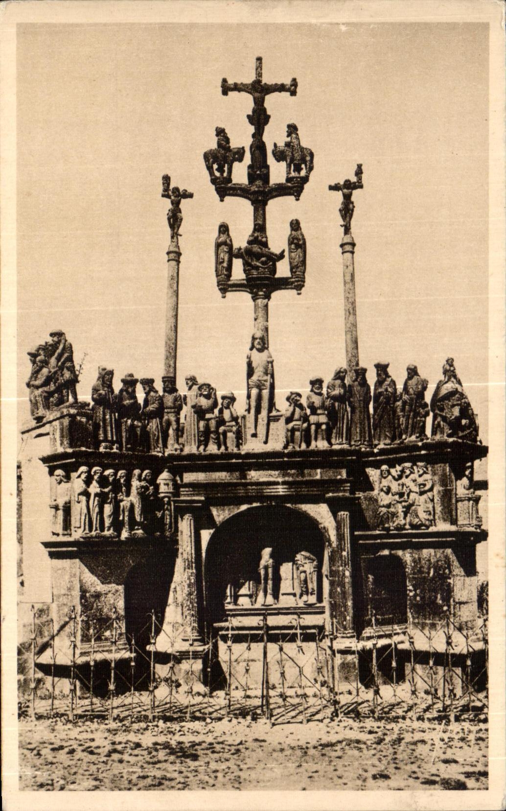 CPA Plougastel Daoulas Le Calvaire cote Est