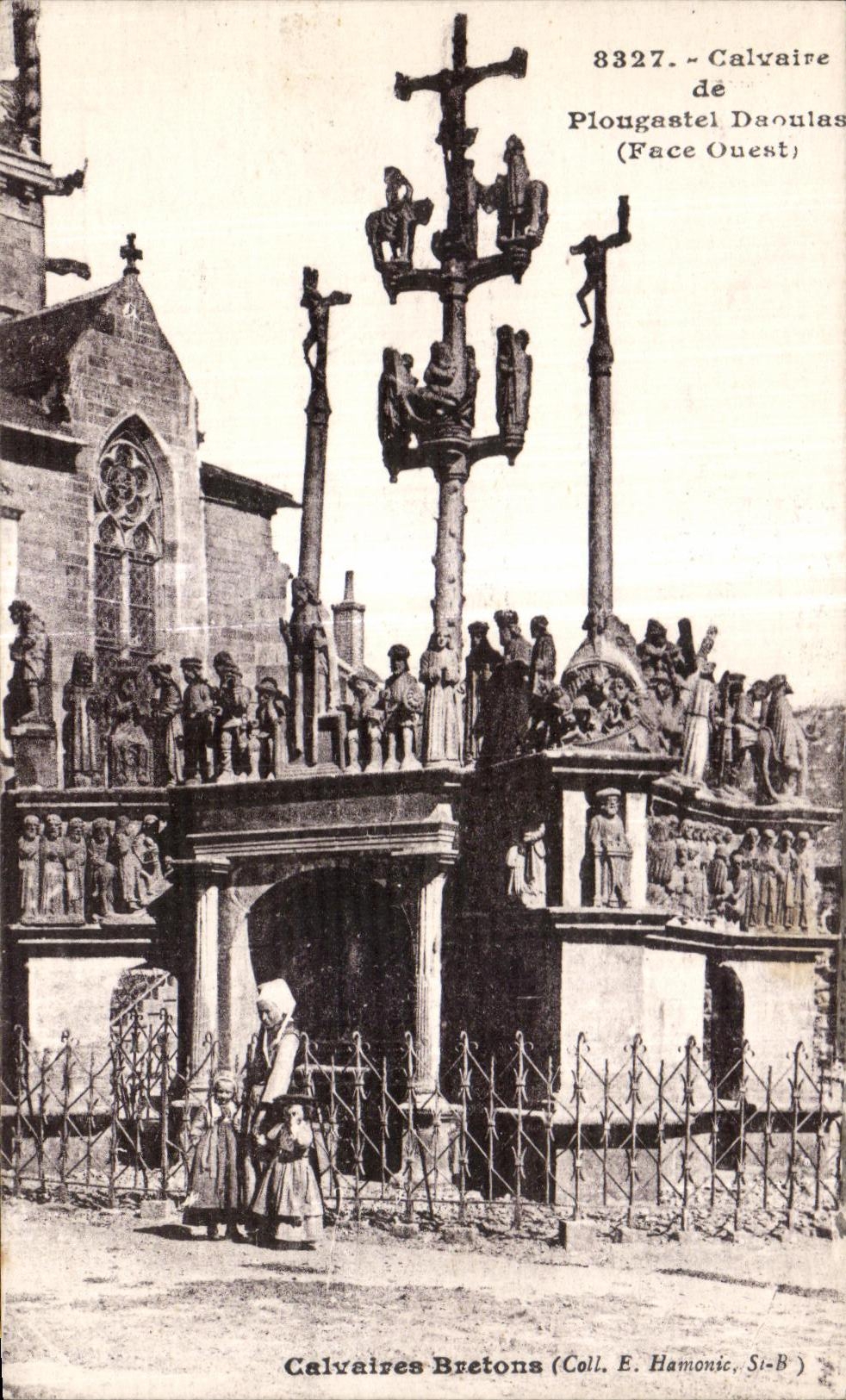 CPA Plougastel Daoulas Calvaire Femme et enfants