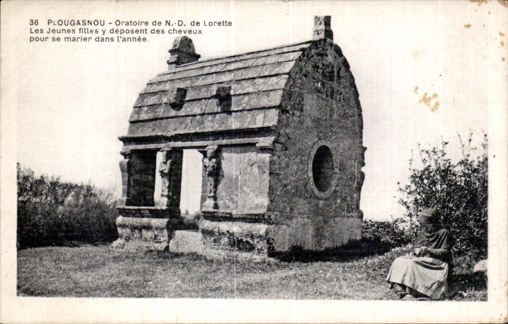 CPA Plougasnou Oratoire de N D de Lorette Les Jeunes fille y deposent des cheveux pour se marier dans l annee Folklore