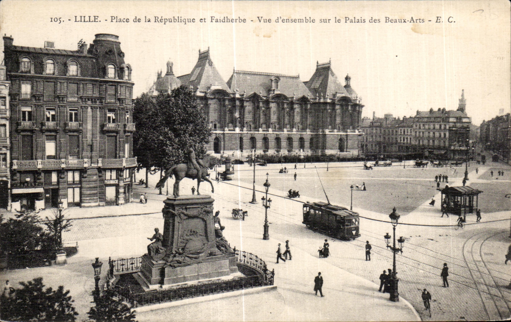 CPA Lille Places Republic and Faidherbe Vue together on the Palate of Beautiful arts