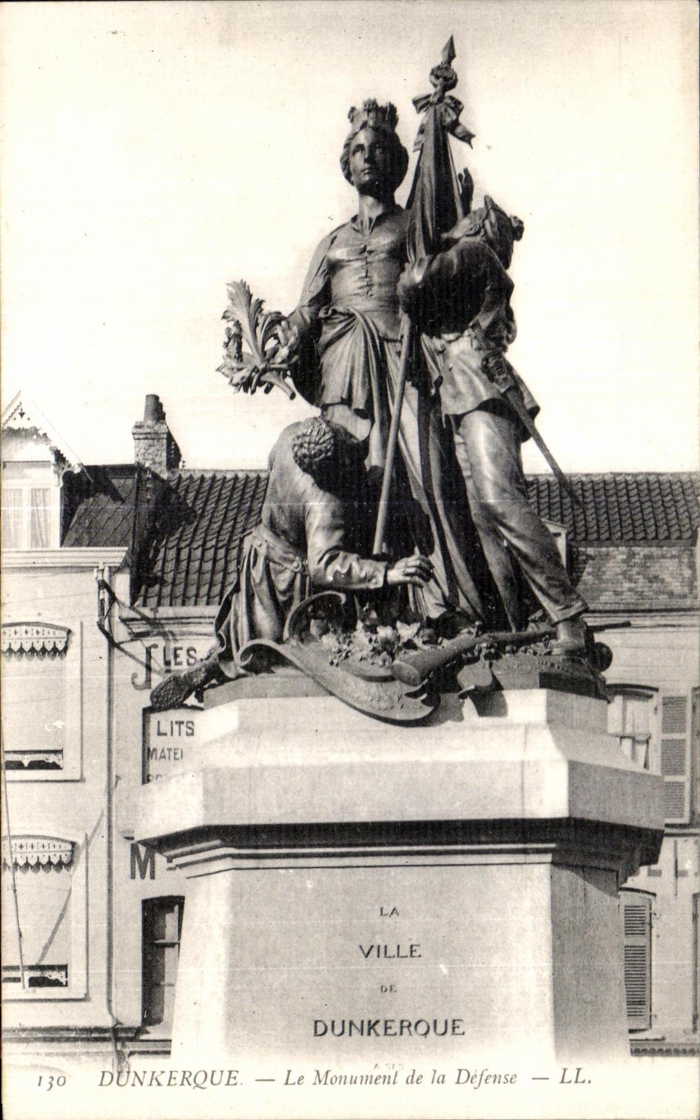 CPA Dunkerque Le monument de la Defence