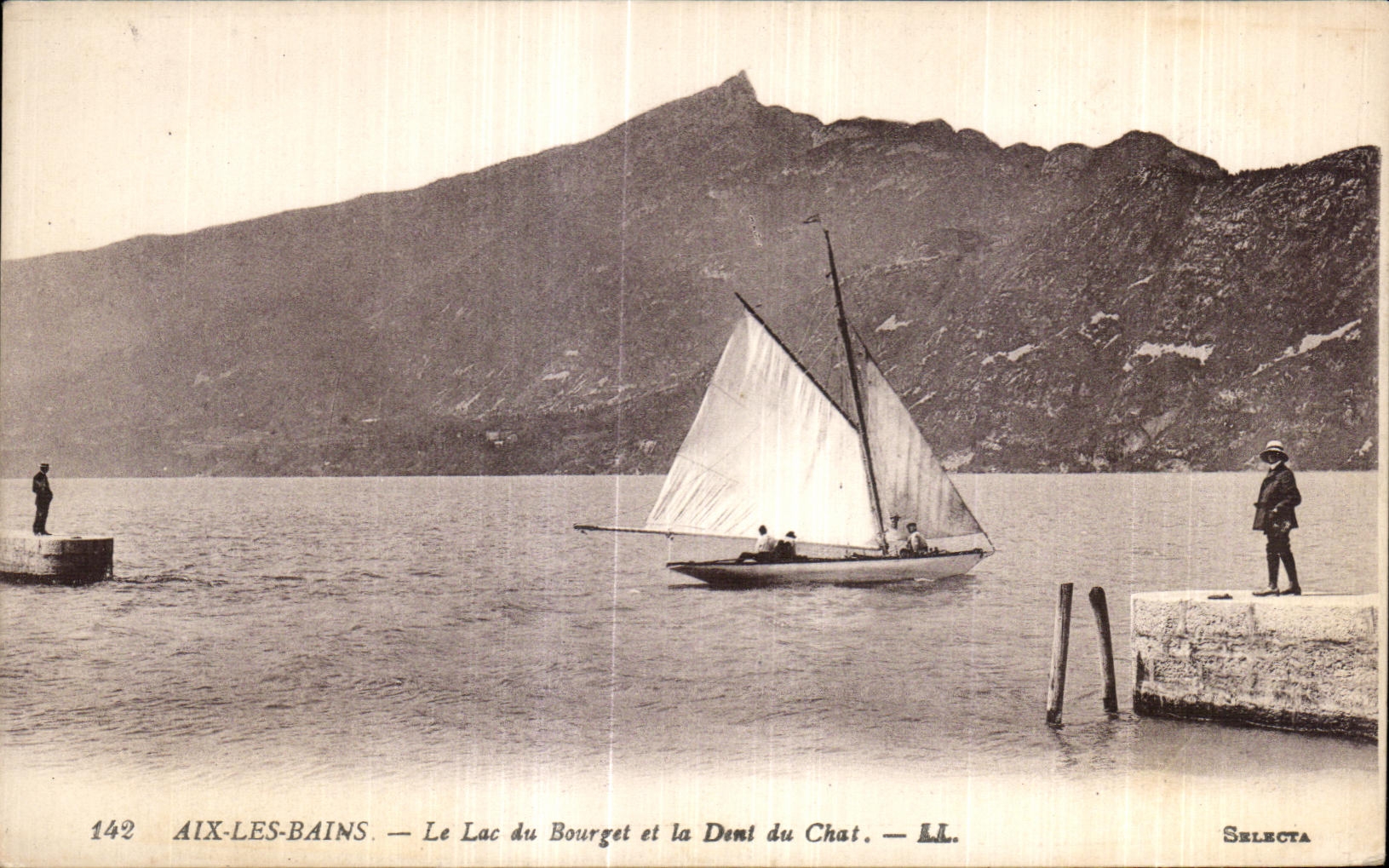 CPA Aix Les Bains Le Lac du Bourget et la Dent du Chat Bateau
