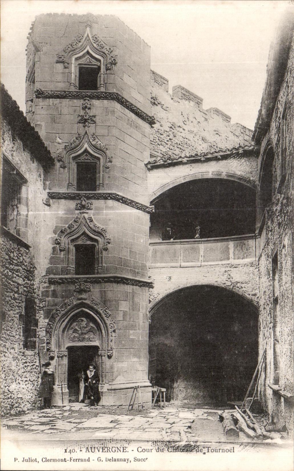 CPA Auvergne Cour du chateau de Tournoel