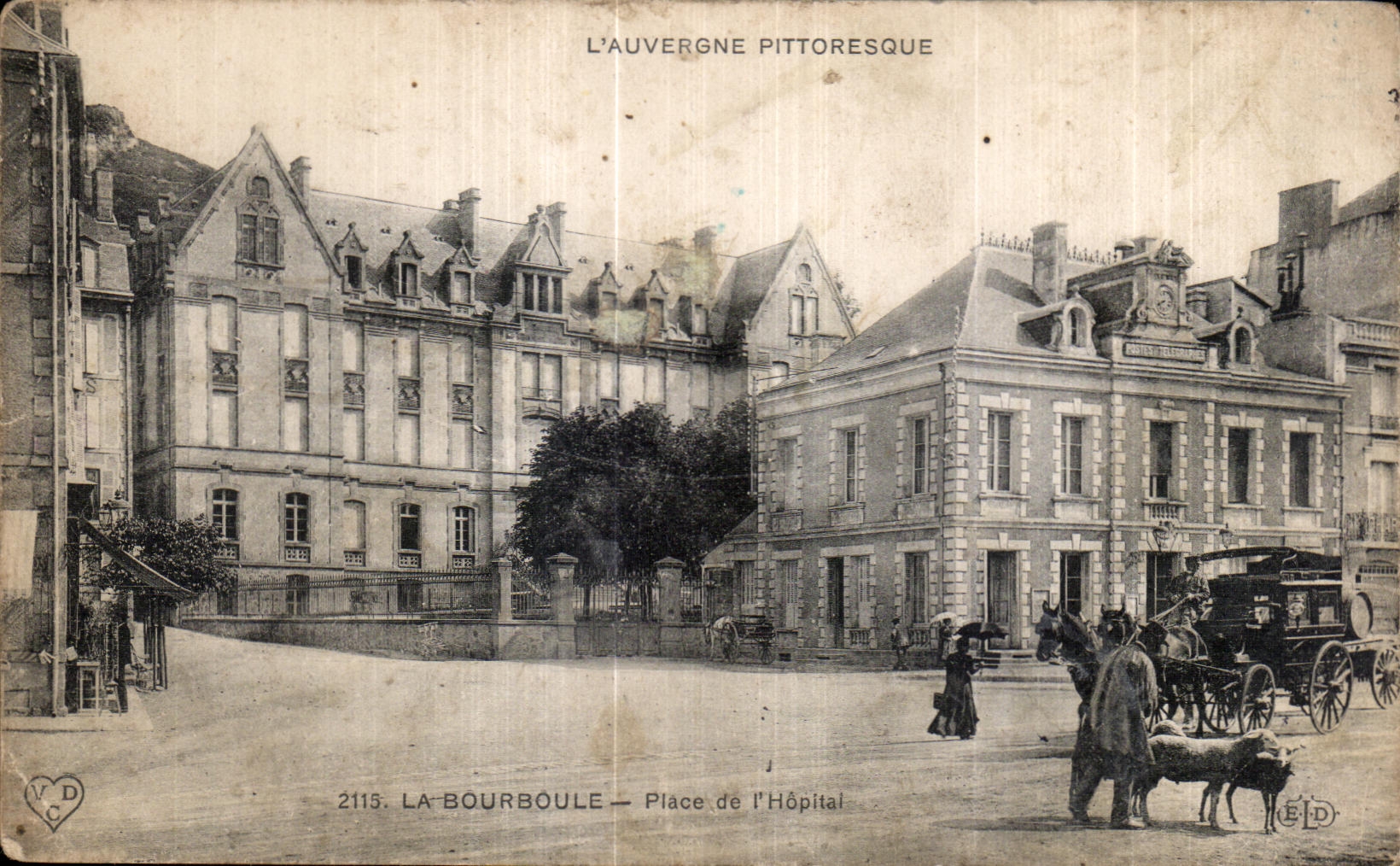 CPA L Auvergne Pittoresque La Bourboule Place de I Hotel