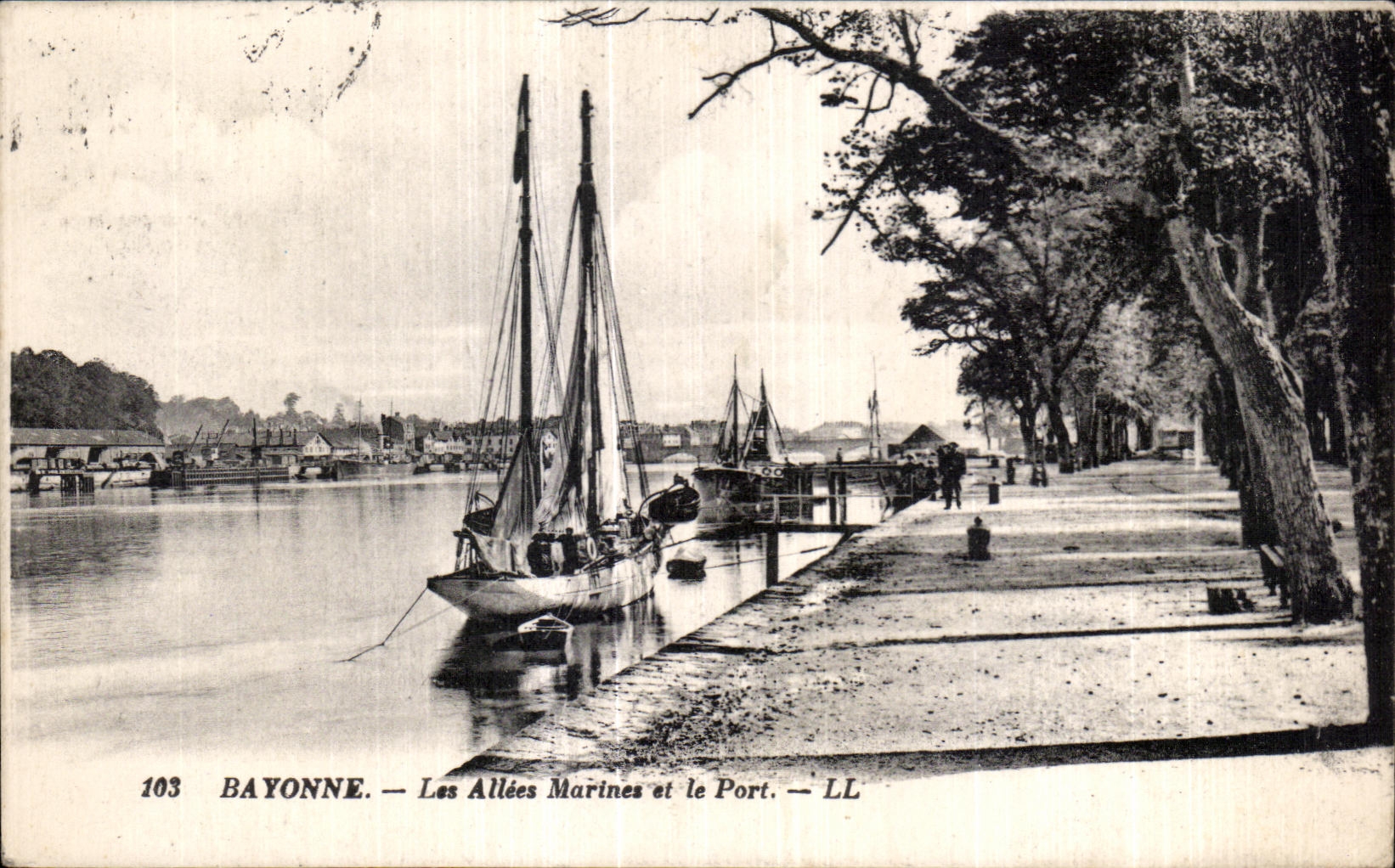 CPA Bayonne Les Allees Martines et le Port Bateaux