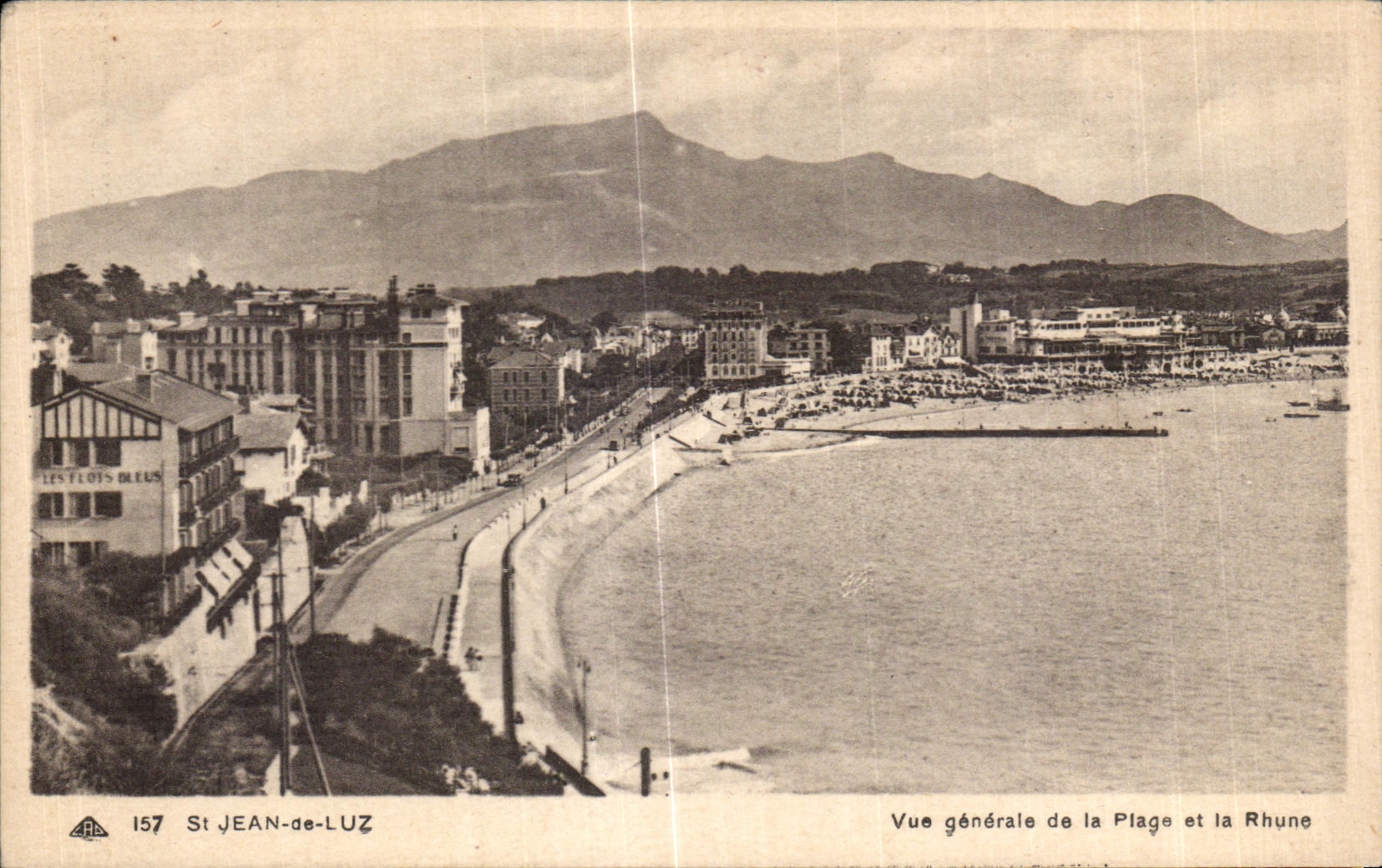 CPA St Jean de Luz Vue generale de la Plage et la Rhune