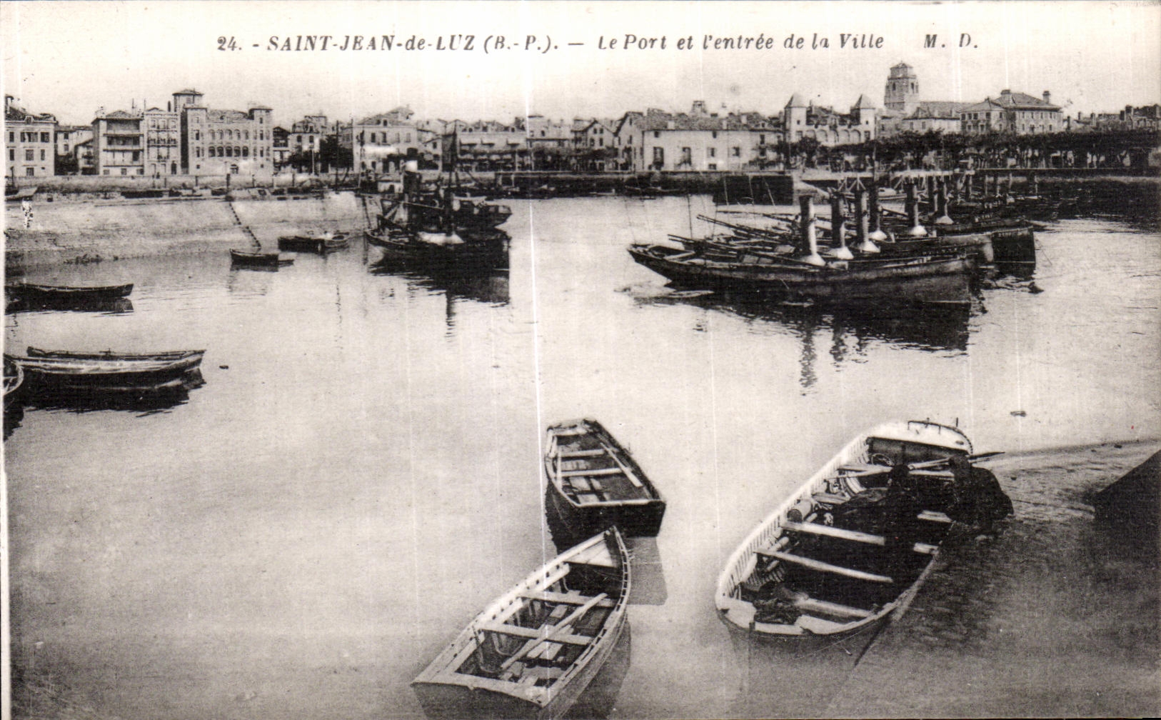 CPA Saint Jean de Luz La Port et I entree de la Ville Bateaux 
