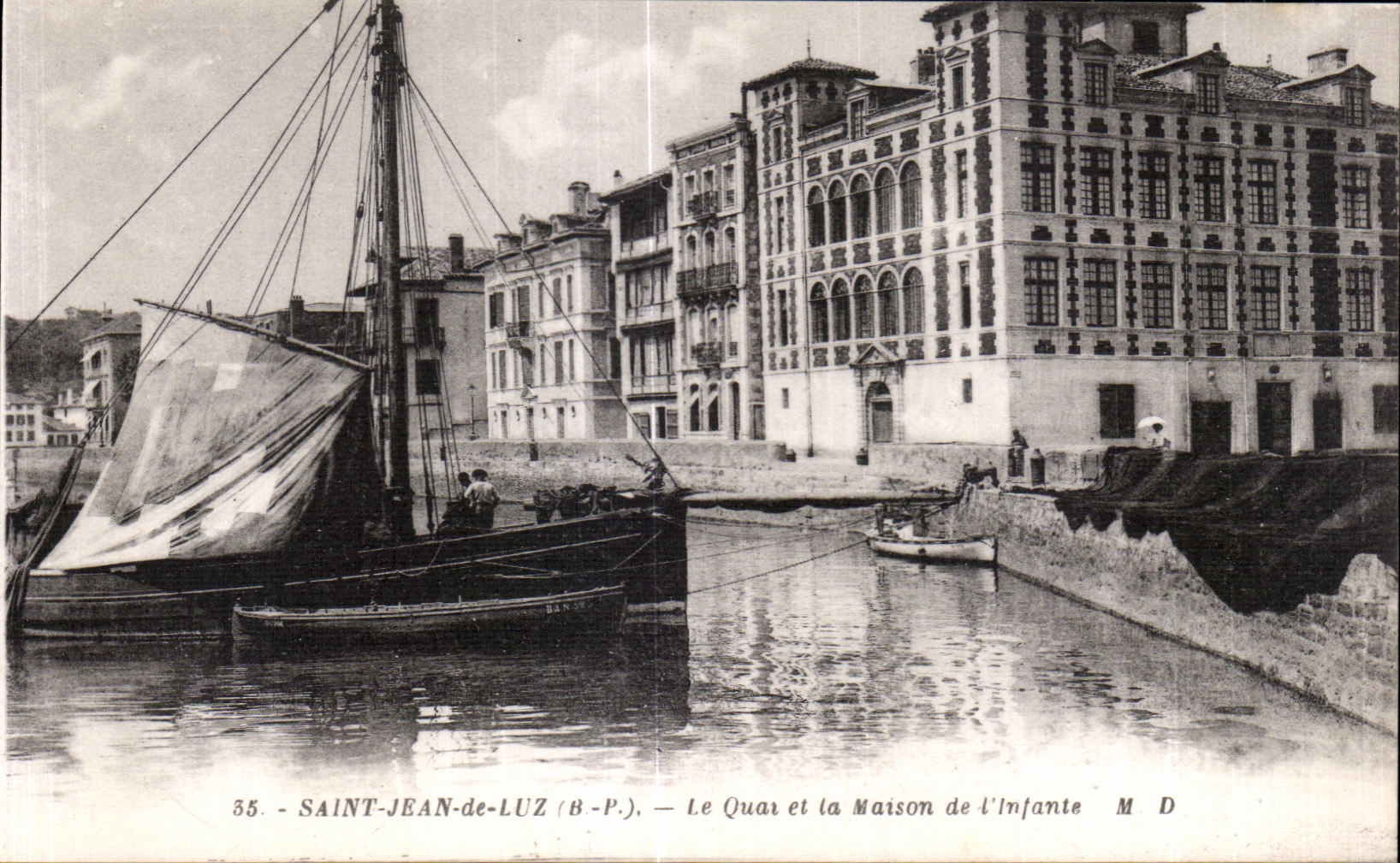 CPA Saint Jean de Luz Le Quai et la maison de I infante Bateau