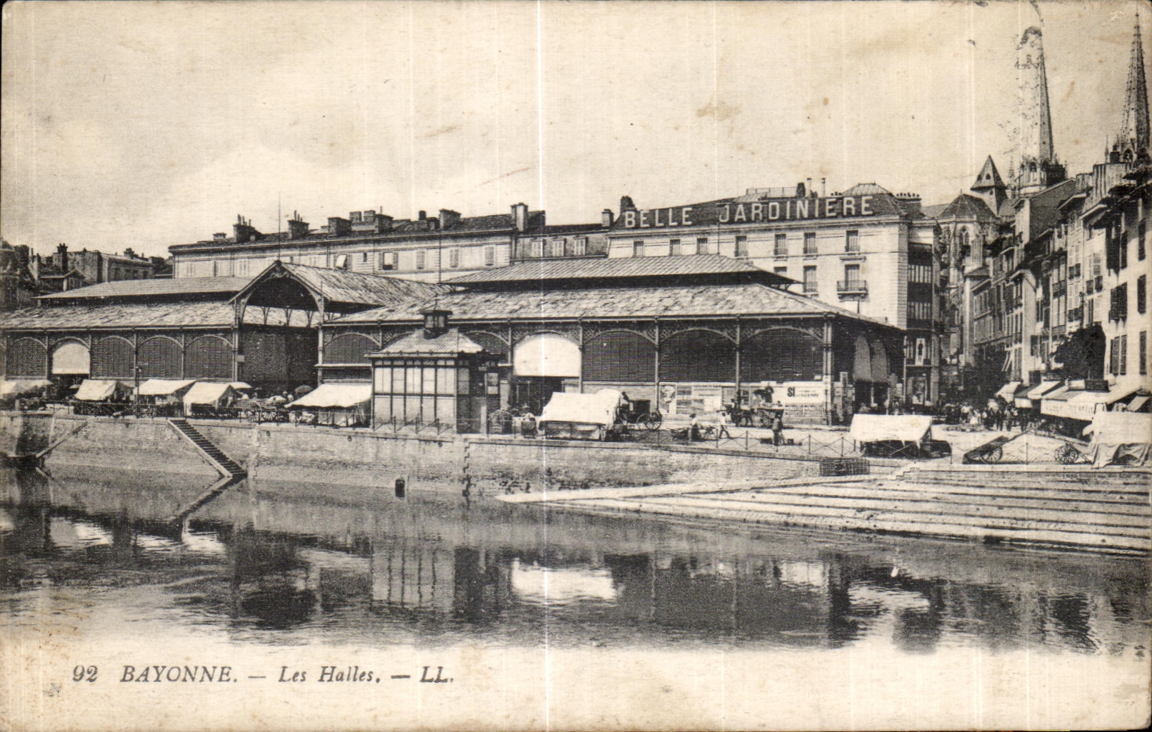 CPA Bayonne Les Halles Belle jardiniere