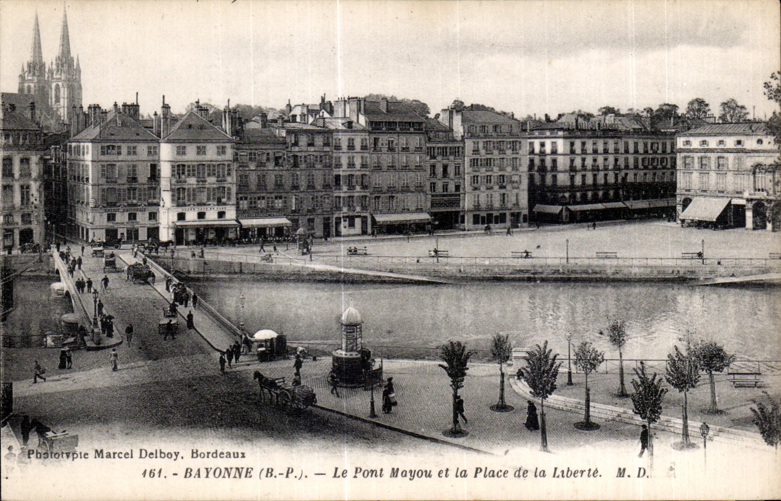 CPA Bayonne Le Pont Mayou et la Place de la Liberte
