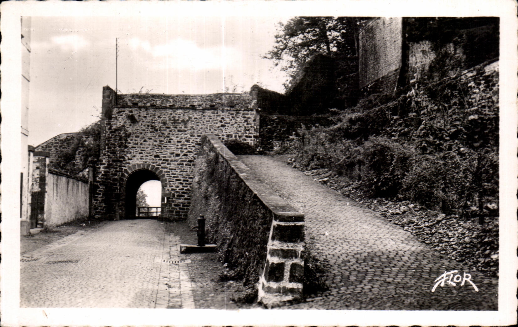 CPA St Jean Foot of Port Gate Saint Jacques