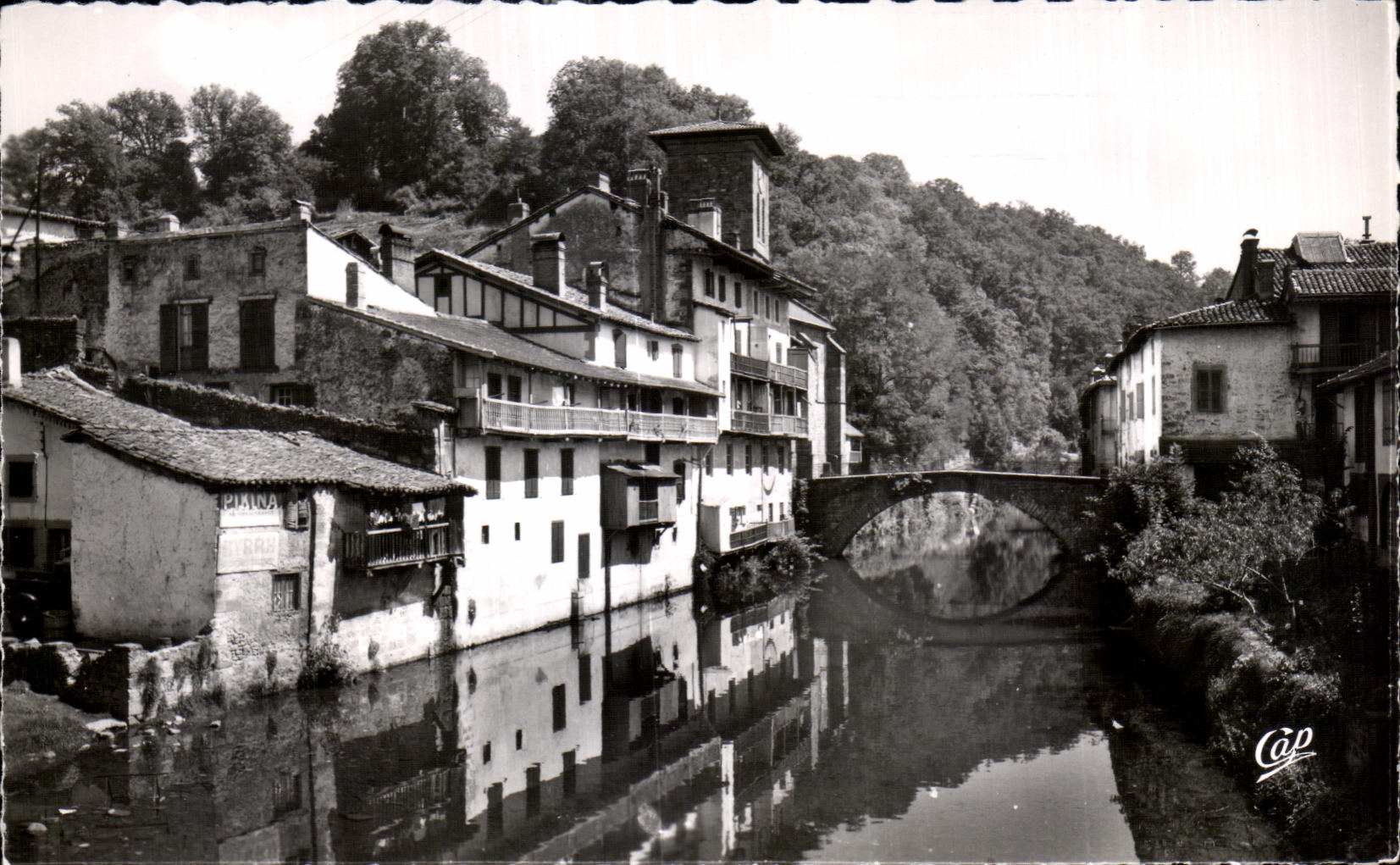 CPA St Jean Foot Of Port Houses Basques on Nive and the Bridge