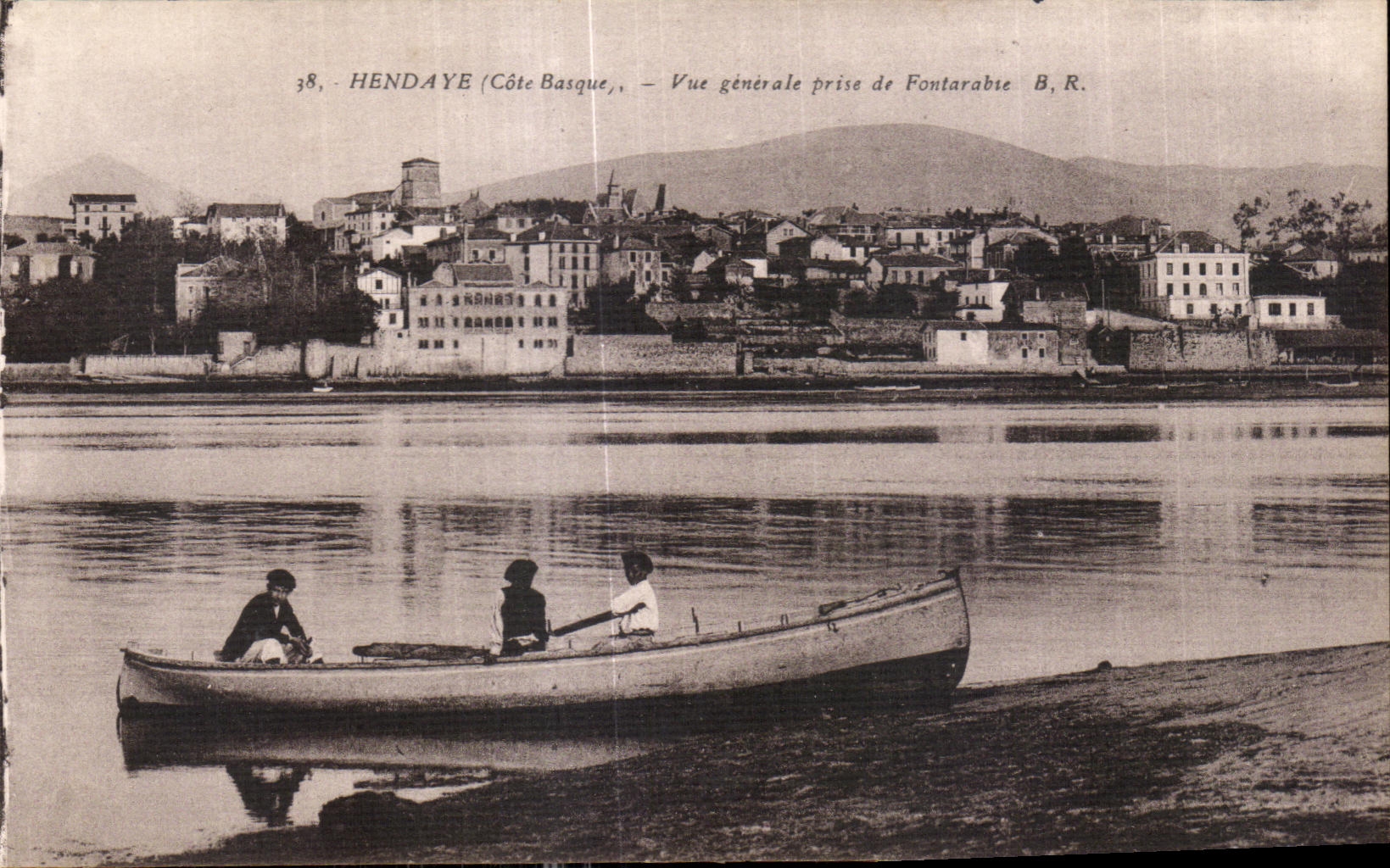CPA Hendaye View taken of Fontarabie Boat
