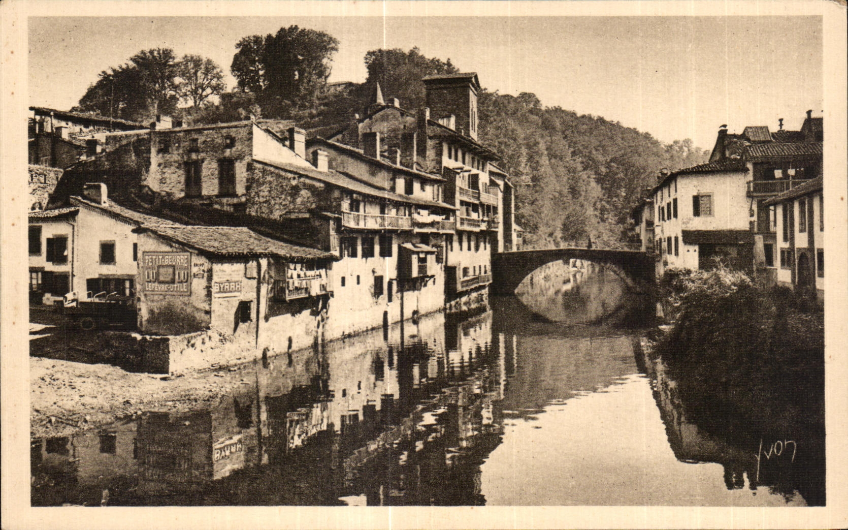CPA Soft France the Pays Basque St Jean Foot of Port Old women houses in edge of Nive
