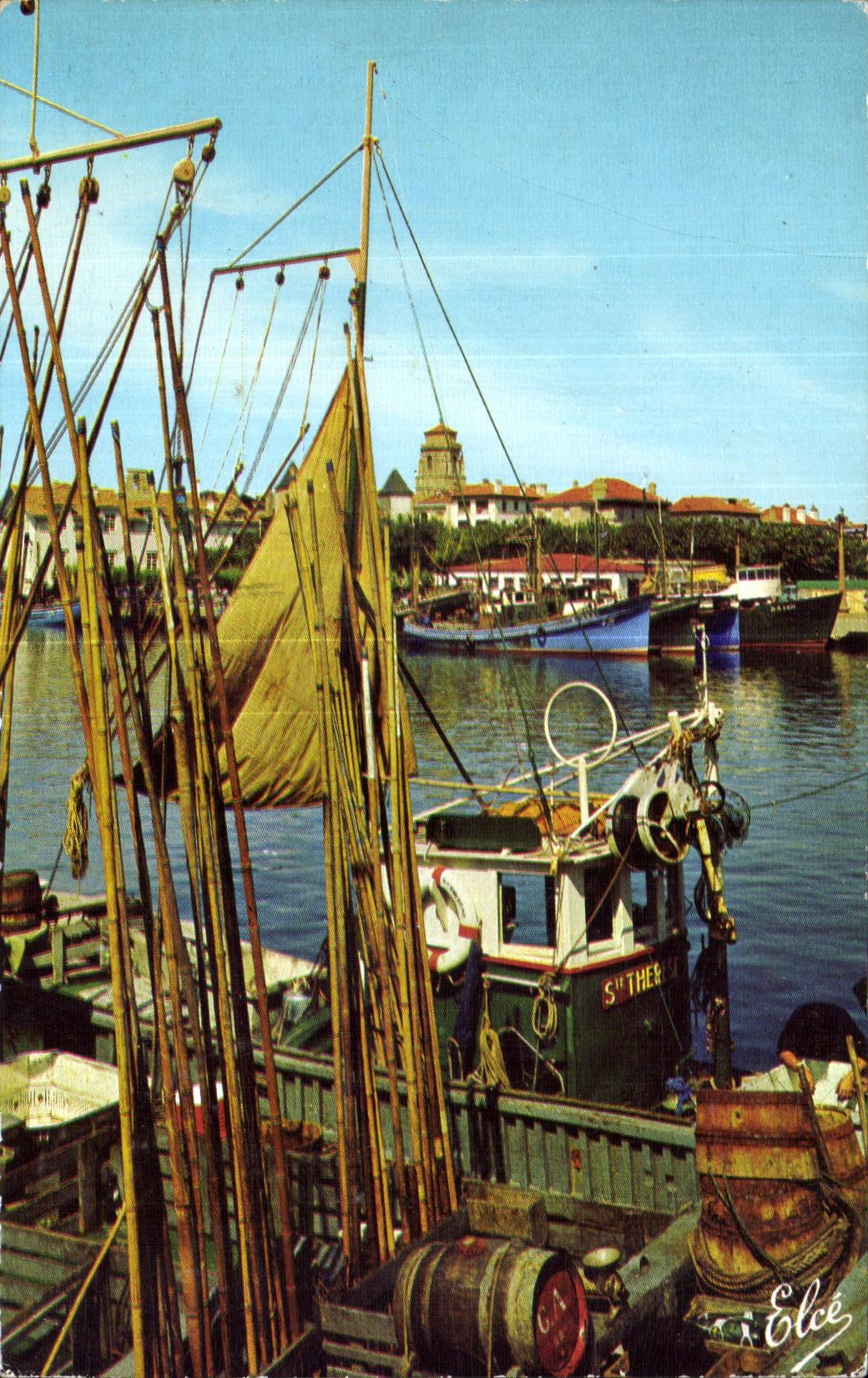 CPA Saint Jean De Luz Retour de la Peche aux Thons au fond l eglise Bateaux