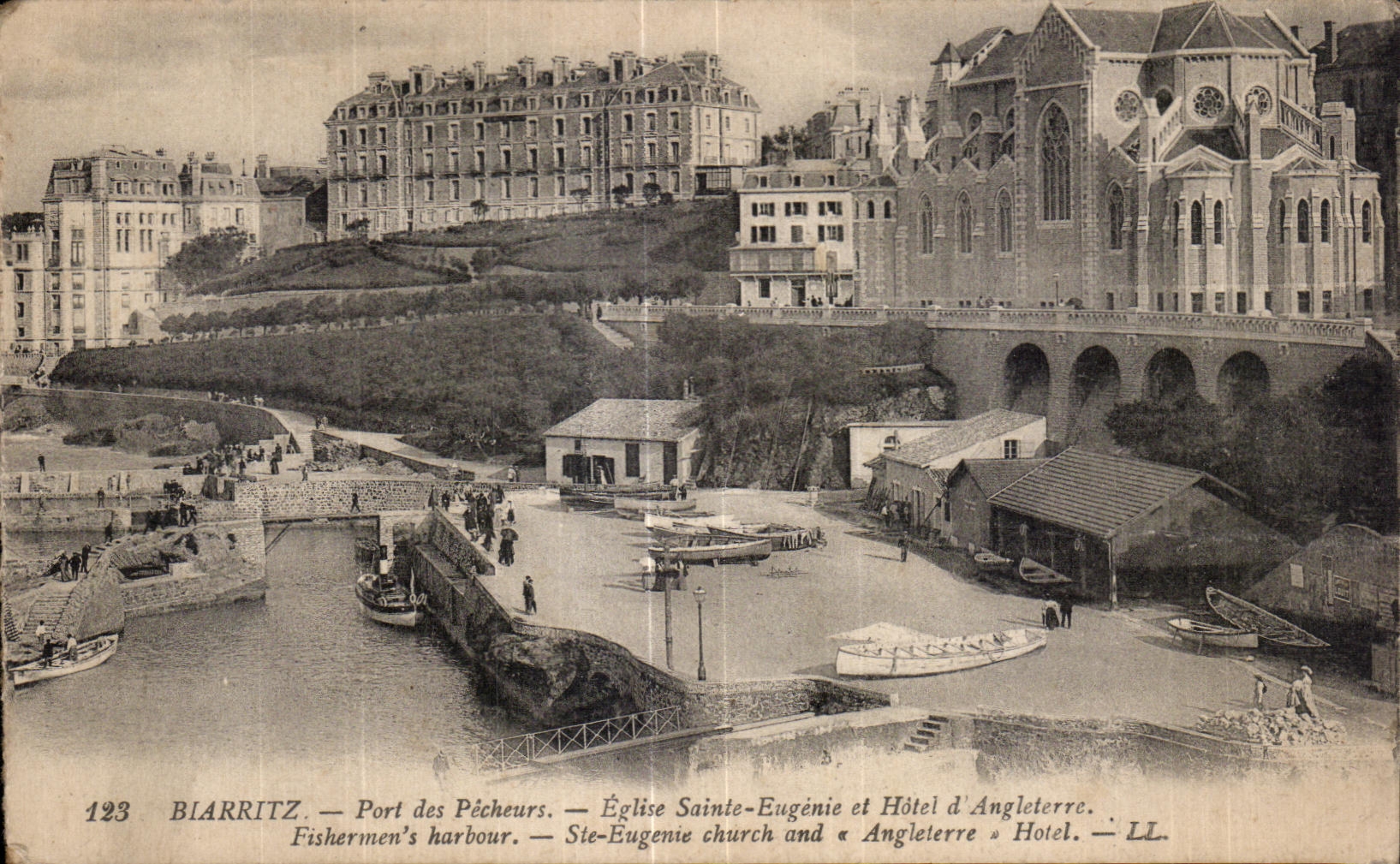CPA Biarritz Port des Pecheurs Eglise Sainte Eugenie et Hotel d Angleterre