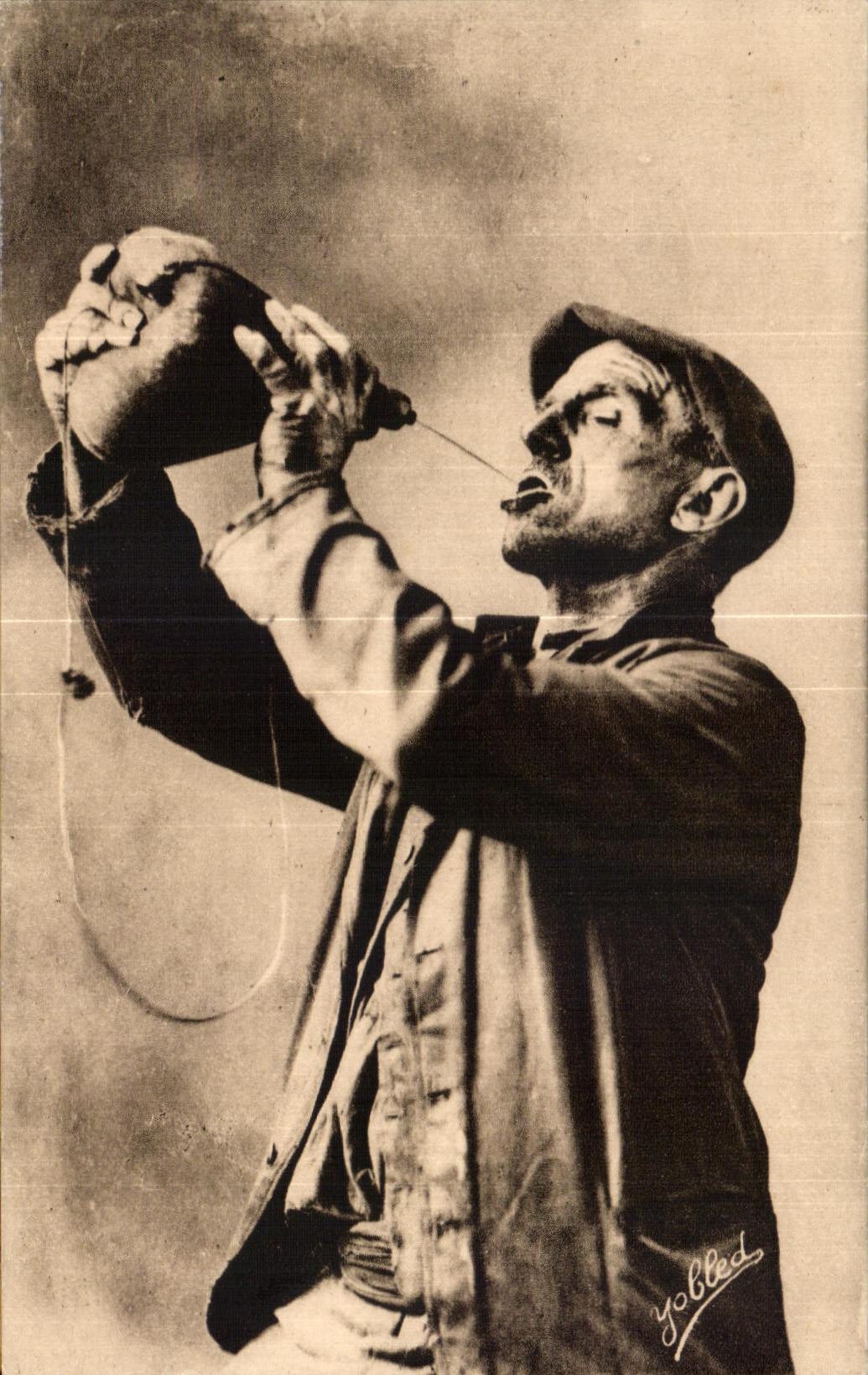 CPA Pays Basque Drinker in Goude Folklore Costume