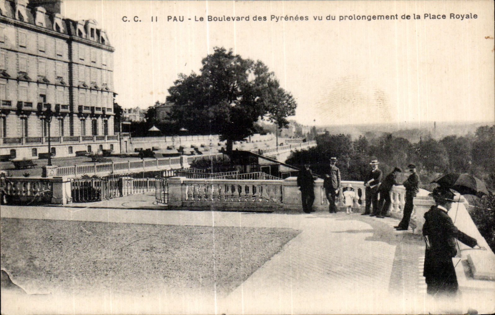 CPA Pau the Boulevard of the Pyrenees seen of the prolongation of the Royal Place