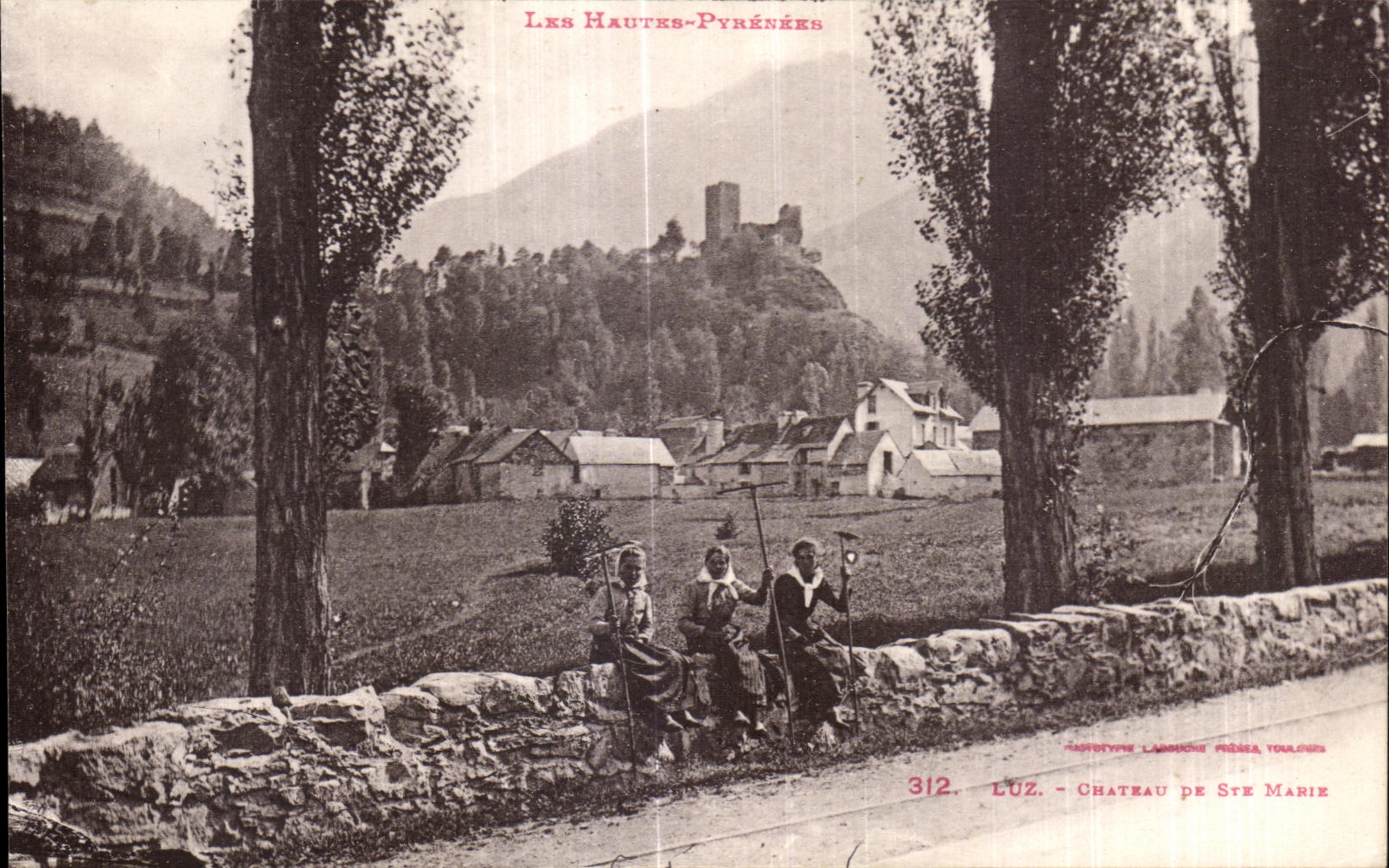 CPA Luz Chateau de Ste Marie Folklore Femmes