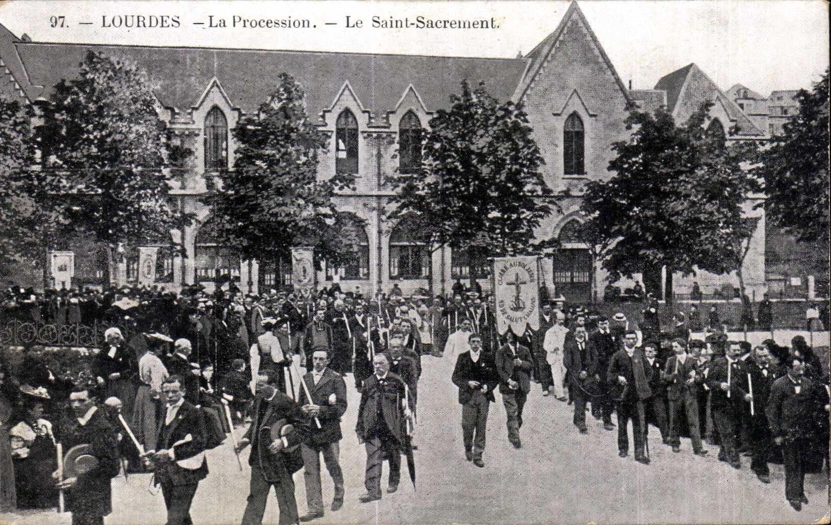 CPA Lourdes la Procession Le Saint Sacrement