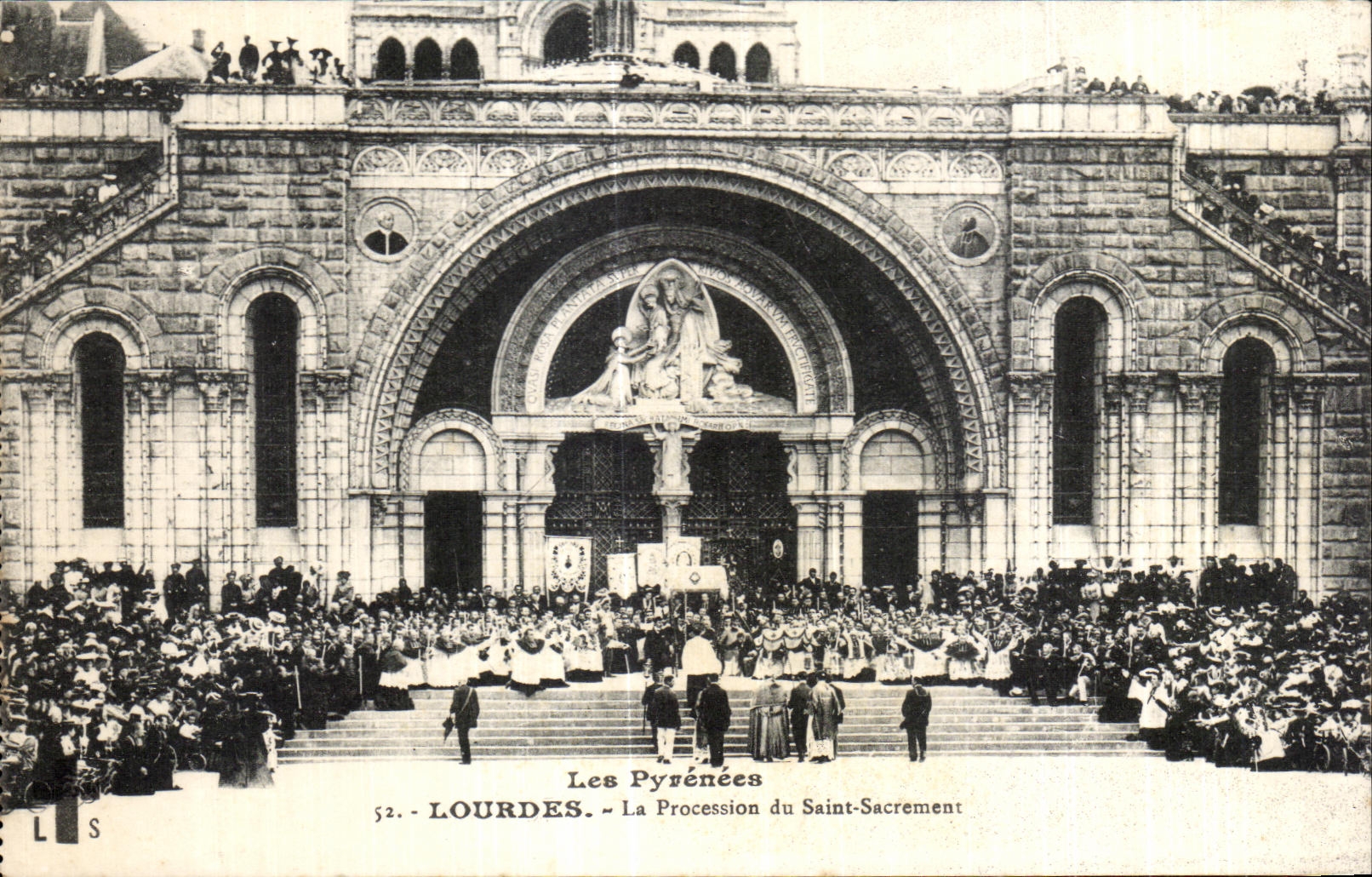 CPA Lourdes La Procession du Saint Sacrement