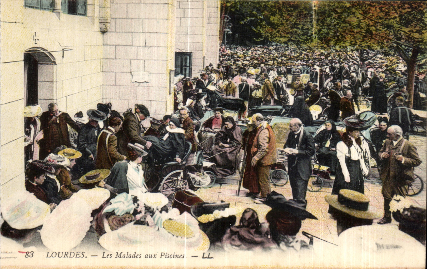 CPA Lourdes Les Malades aux Piscines