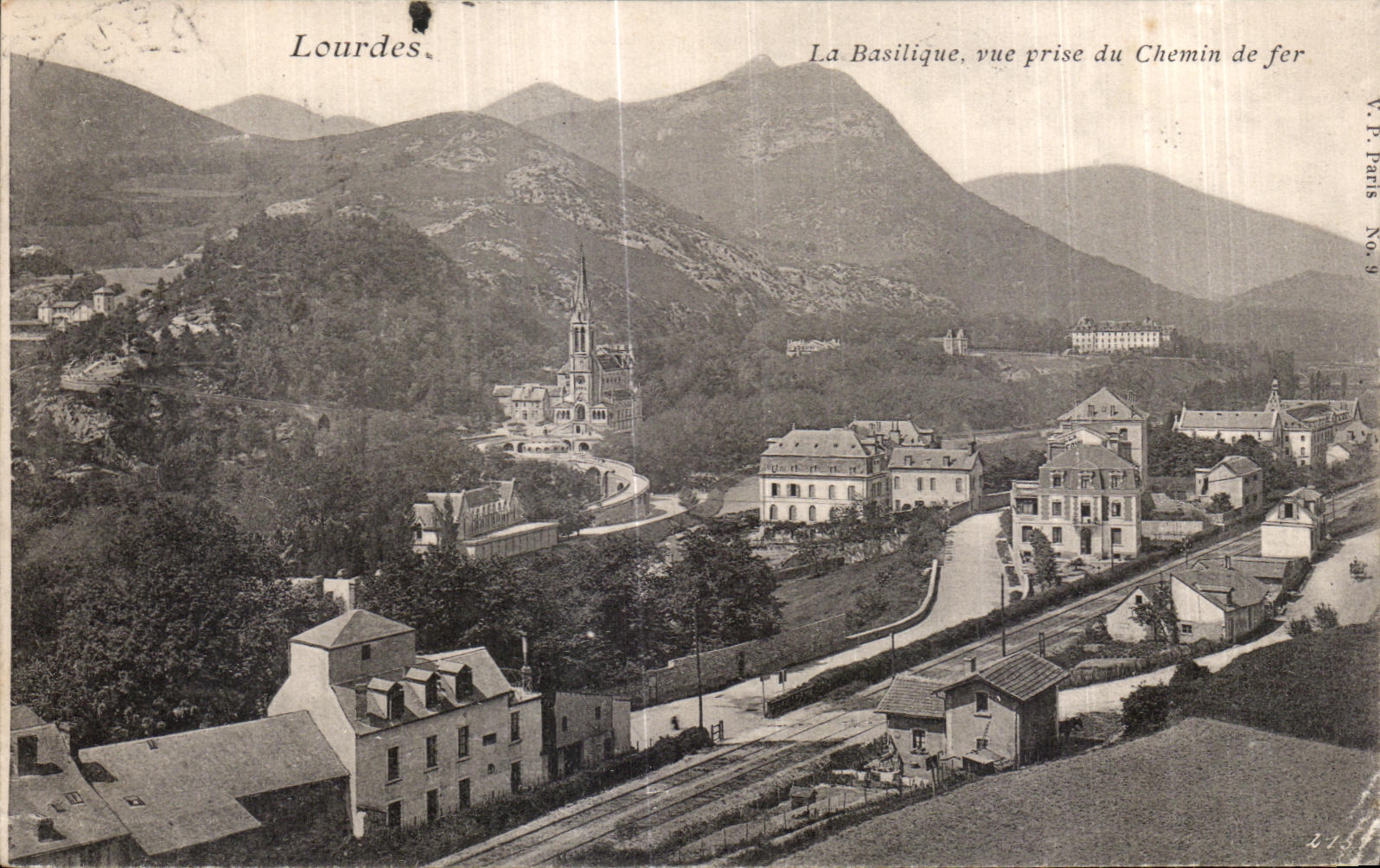 CPA Lourdes La Basilique vue prise du Chemin de fer