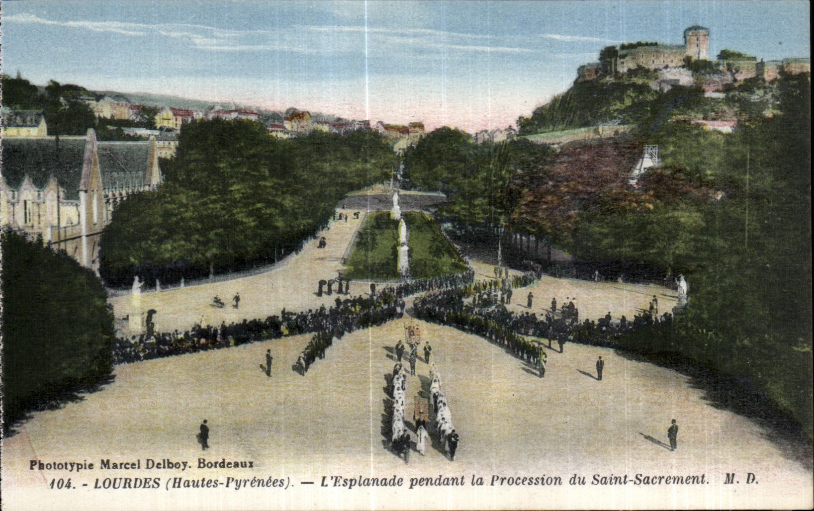 CPA Lourdes (Hautes Pyrenees) L Esplanade pendant la Procession du Saint Sacrement