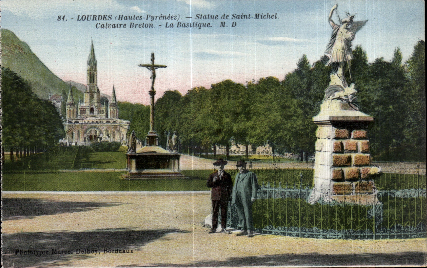 CPA Lourdes (Hautes Pyrenees) Statue de Saint Michel Calvaire breton La Basilique