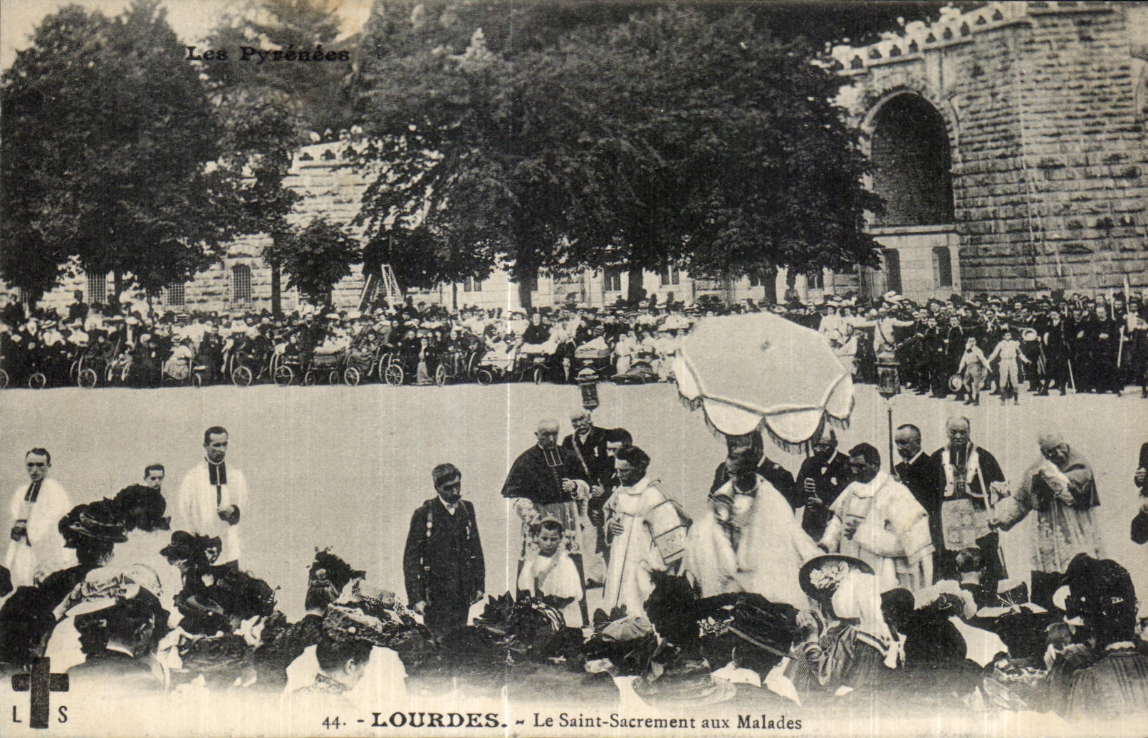 CPA Lourdes Le Saint Sacrement aux Malades