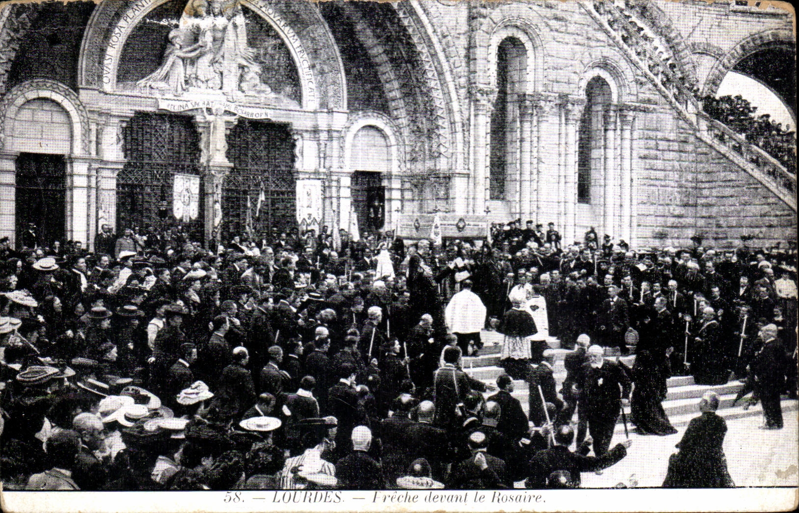 CPA Lourdes Preche devant le Rosaire