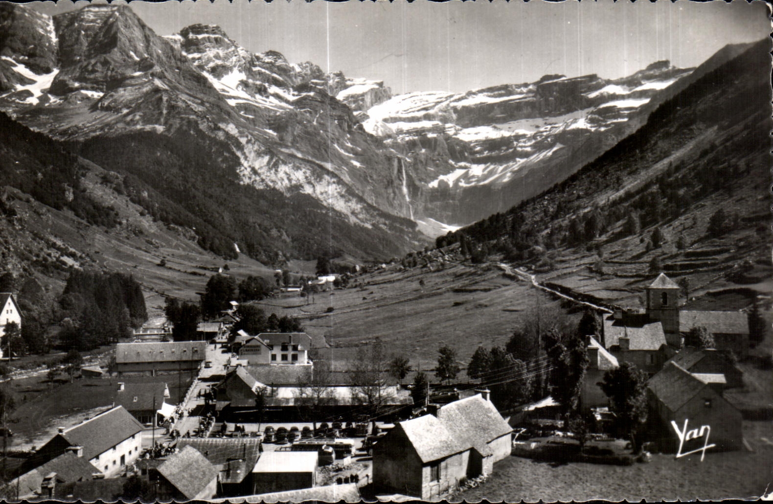 CPA Gavarnie (Htes Pyr) Le Village et la Cirque