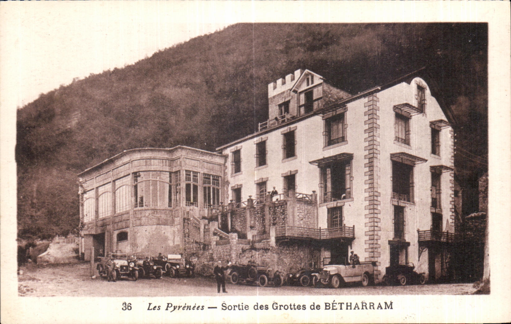 CPA Les Pyrenees Sortie des Grottes de Betharram