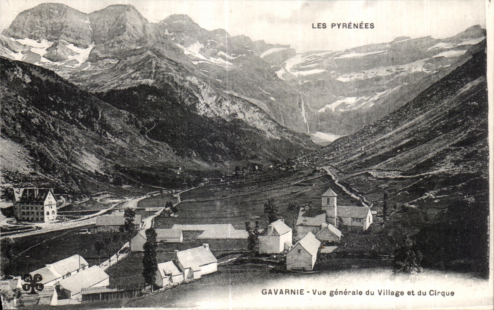 CPA Les Pyrenees Gavarnie Vue generale du Village et du Cirque