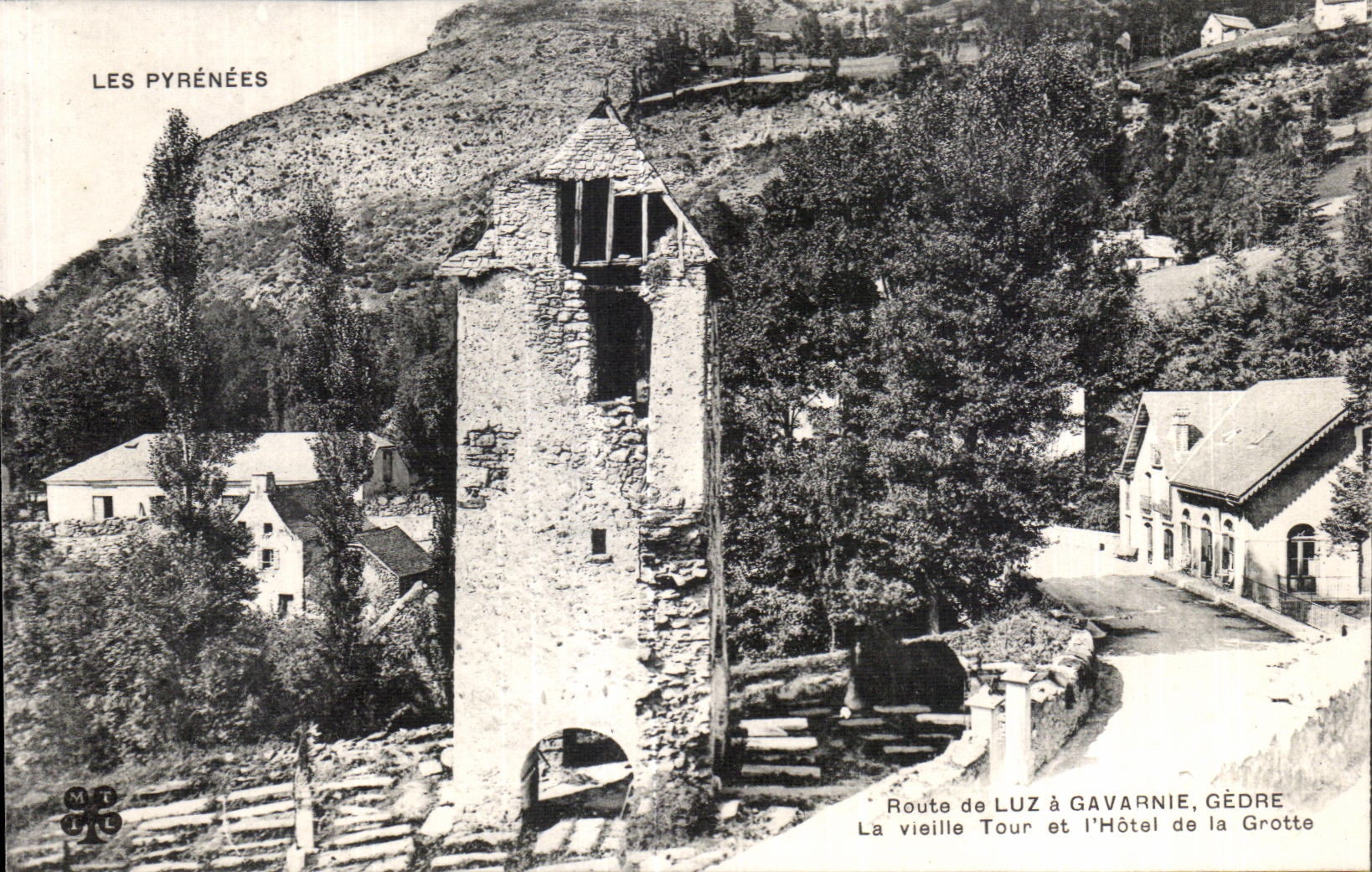 CPA Les Pyrenees Route de Luz a Gavarnie Gedre La Vieille Tour et I Hotel de la Grotte