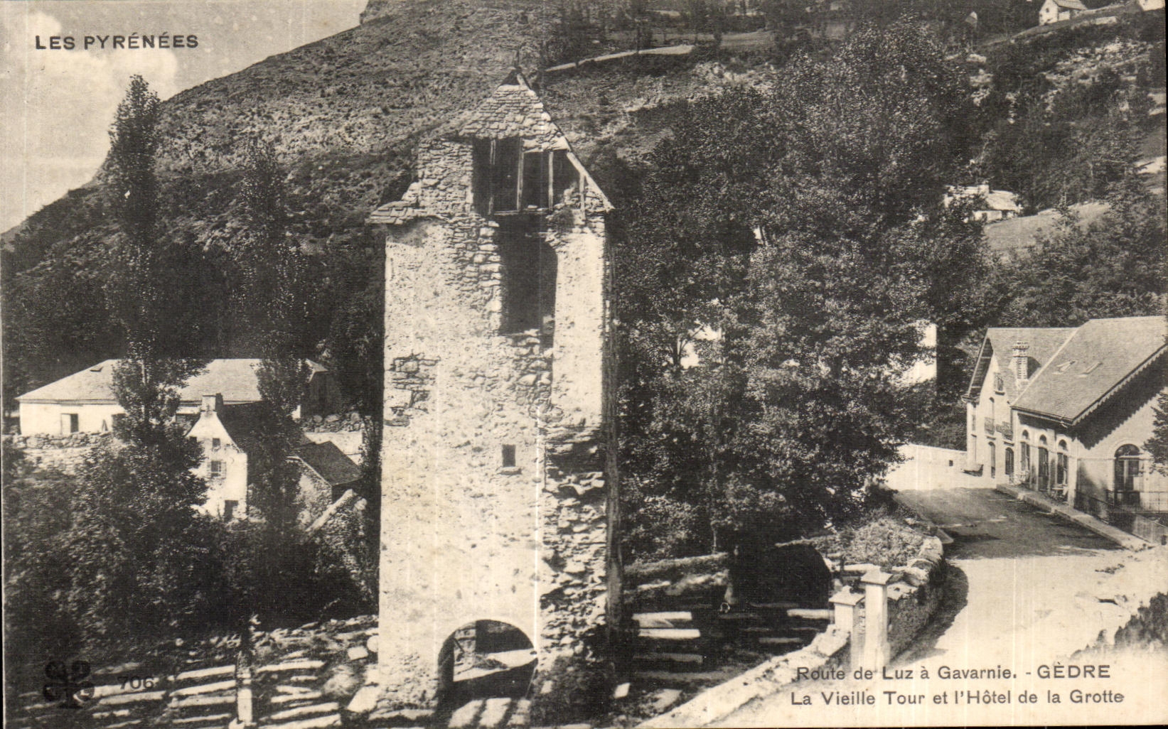 CPA Les Pyrenees Route de Luz a Gavarnie Gedre La Vieilla Tour et I Hotel de la Grotte