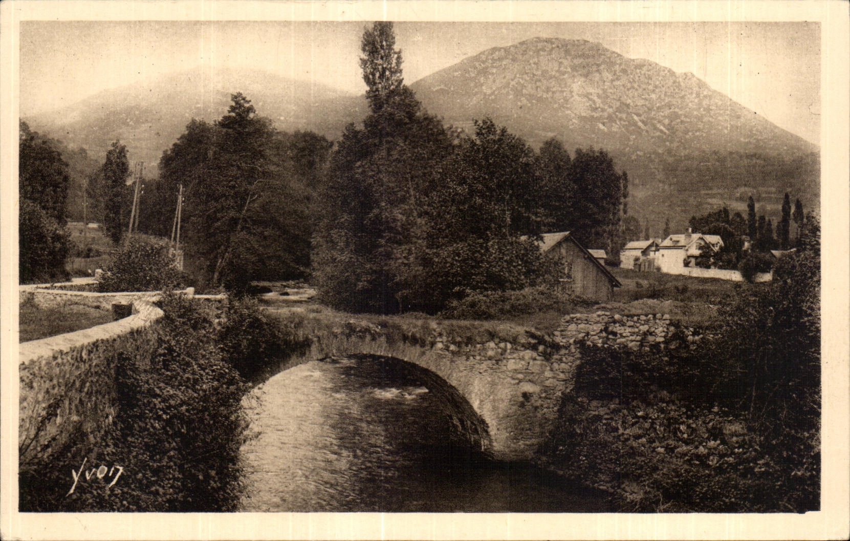 CPA Les Pyrenees Argeles Gazost (Htes Pyrenees) Le Vieux Pont