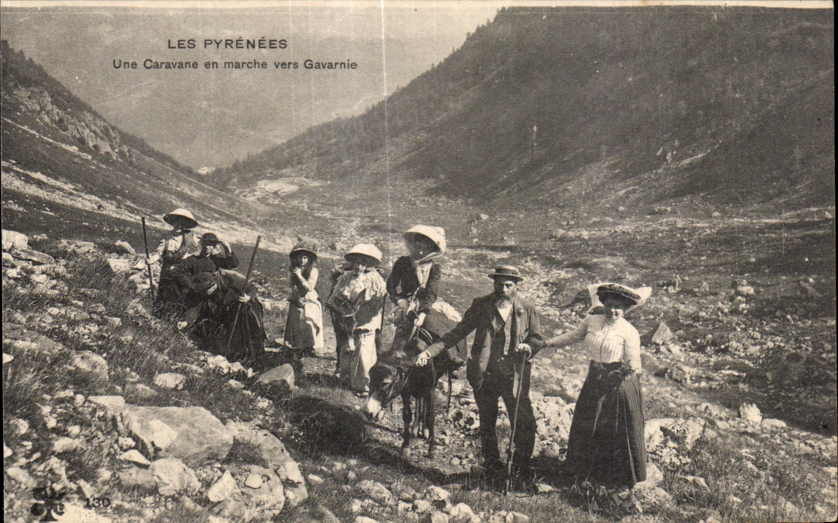CPA Les Pyrenees Une Caravane en marche vers Gavarnie Folklore Costume Ane Donkey