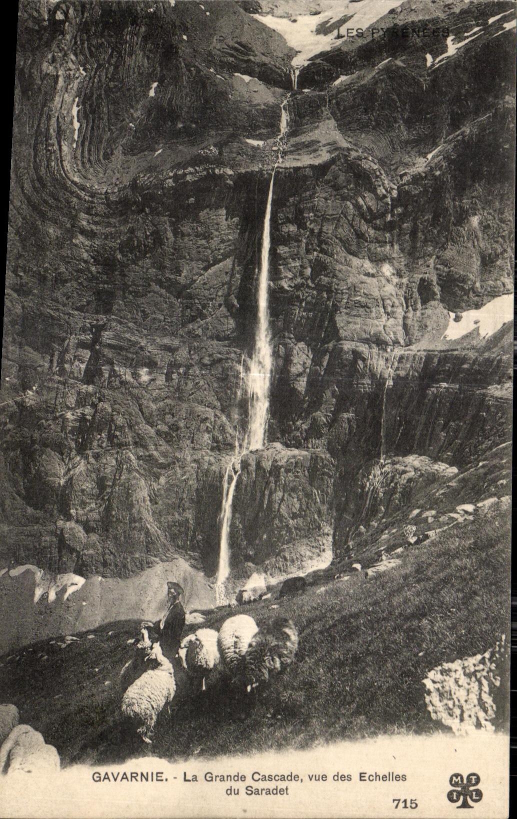 CPA Gavarnie La Grande Cascade Vue des Echelles du Saradet Berger et moutons