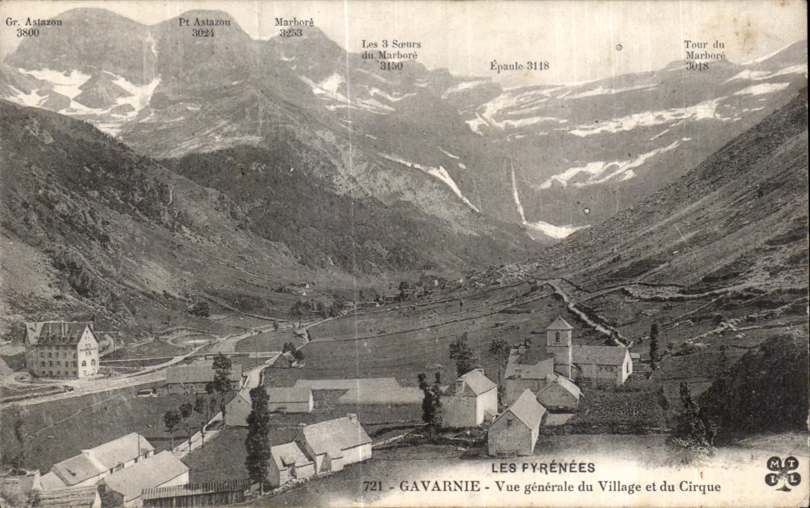 CPA Les Pyrenees Gavarnie Vue generale du Village et du Villiage et du Cirque