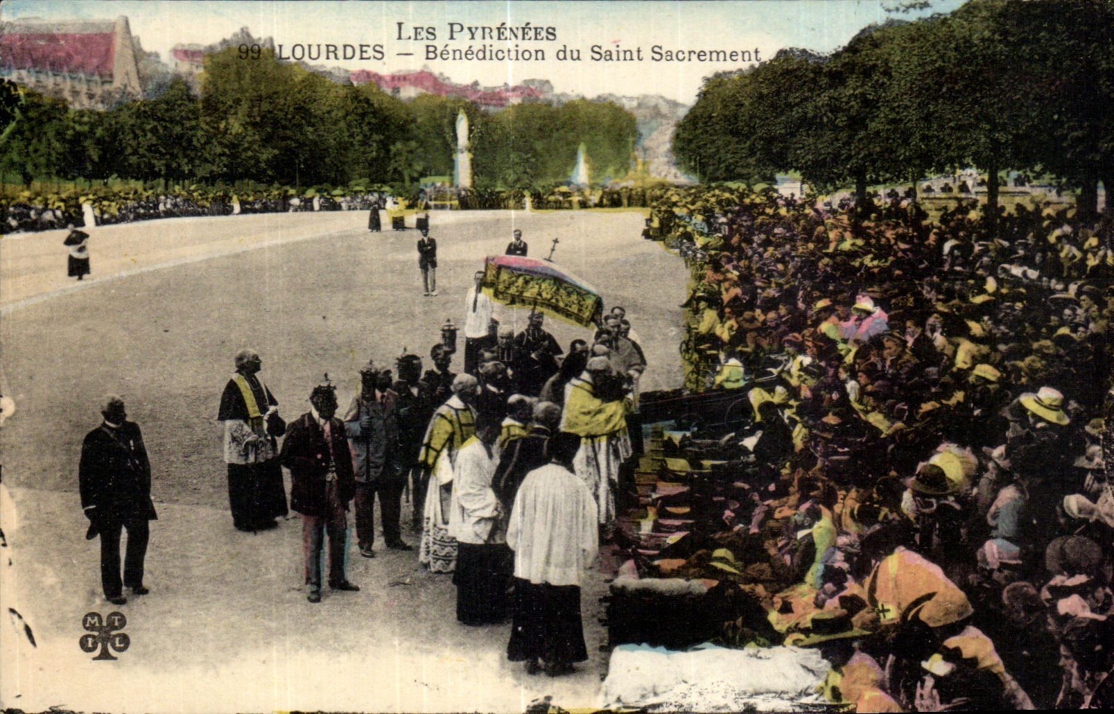 CPA Les Pyrenees Lourdes Benediction du Saint Sacrement