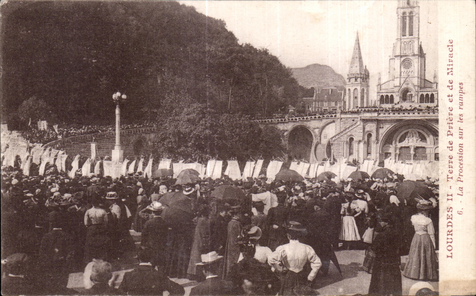 CPA Lourdes Terre de Priere et de Miracle La Procession sur les rampes