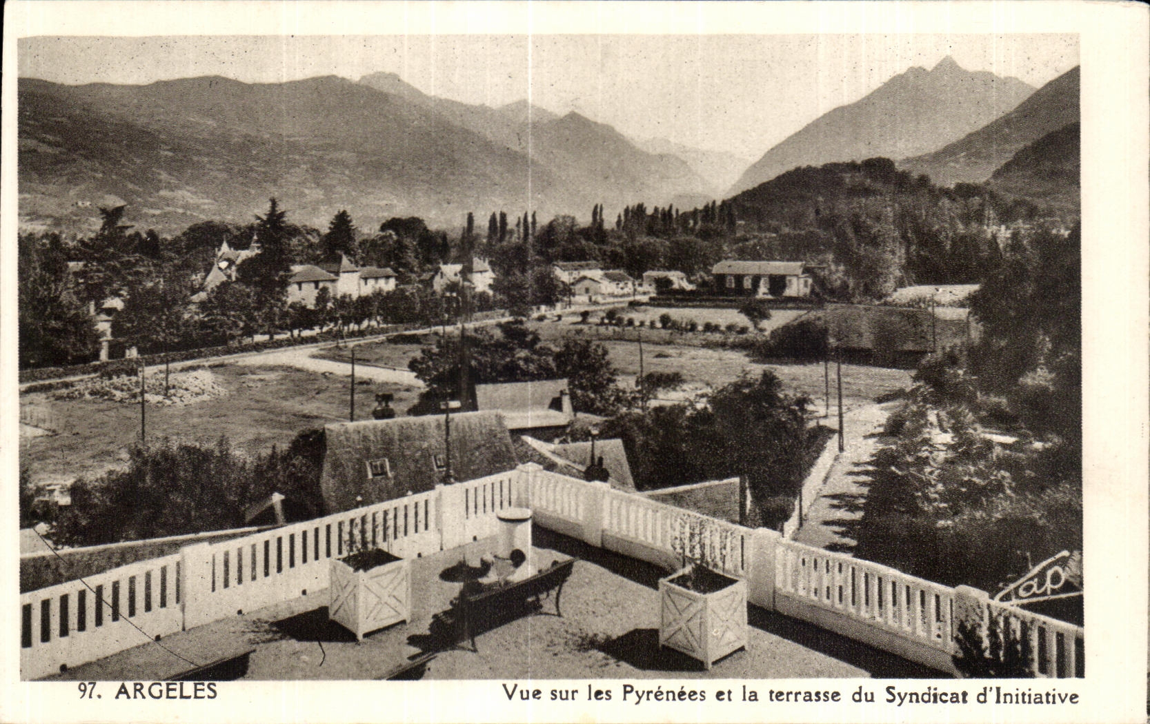 CPA Argeles Vue sur les Pyrenees et la terrasse du Syndicat d Initiative