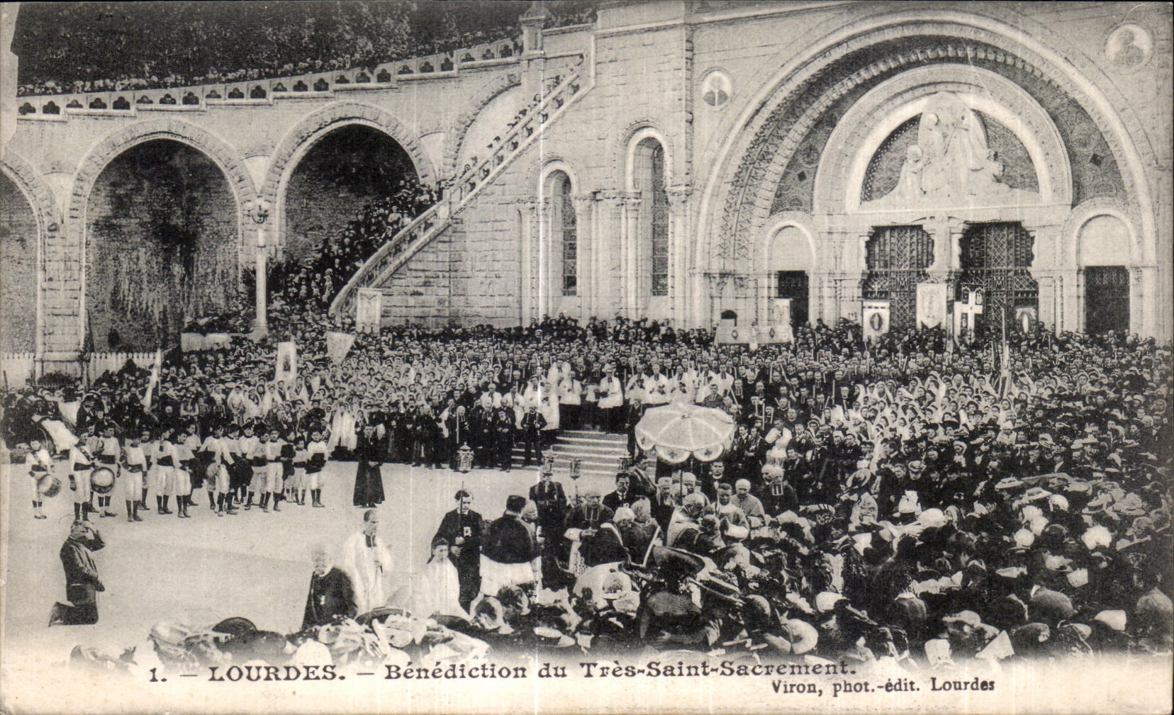 CPA Lourdes Benediction du Tres Saint Sacrement