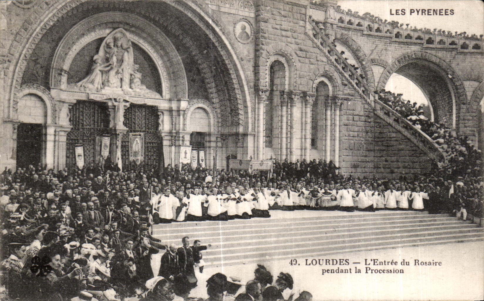 CPA Les Pyrenees Lourdes L Entree du Rosaire pendant la Procession