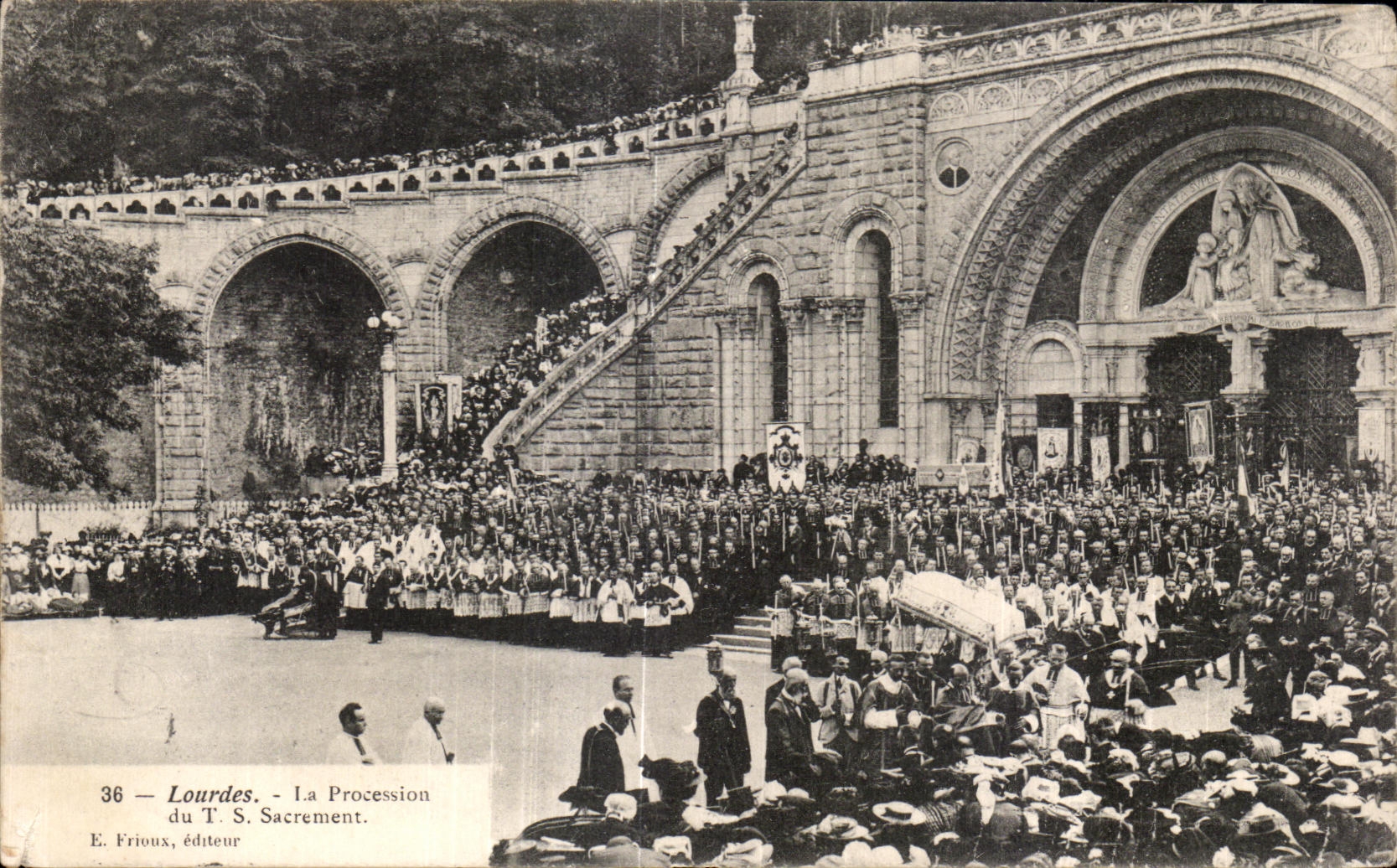 CPA Lourdes La Procession du T S Sacrement